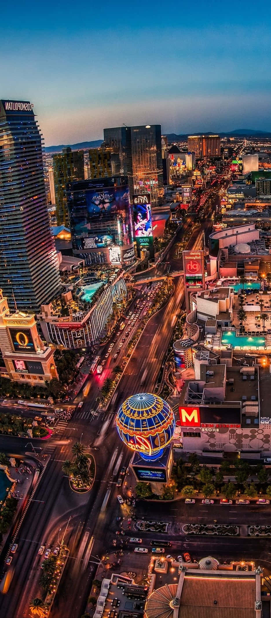 Nag-eenjoy ng Glitz at Glamour ng isang Las Vegas Staycation Wallpaper