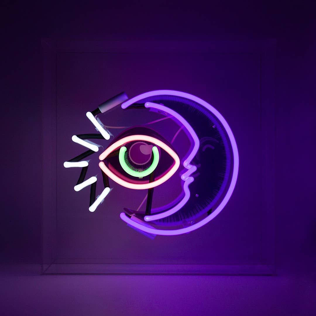 Nag-iisang Mata at Neon na Buwan Wallpaper