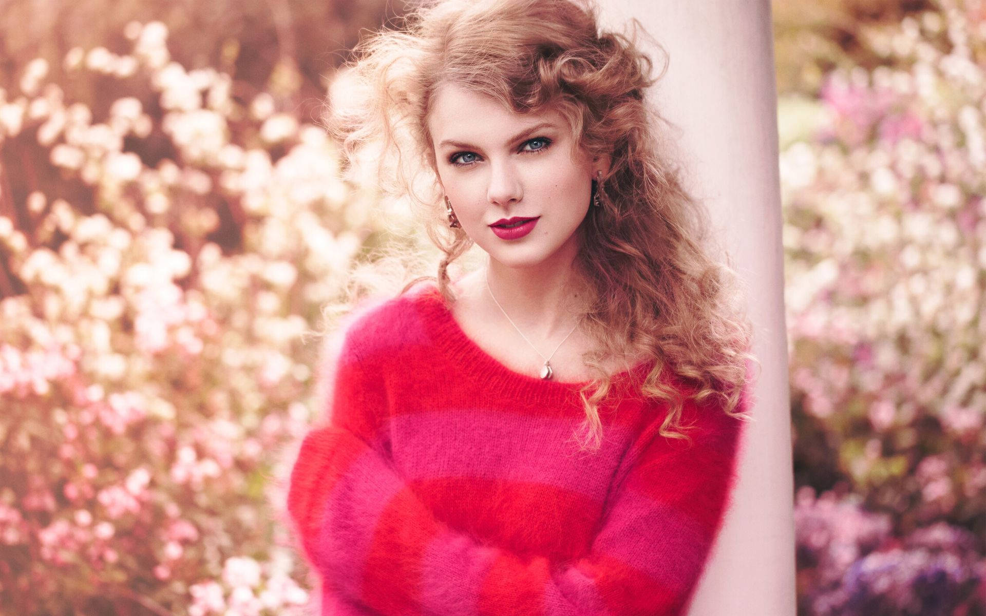 Nag-rock out si Taylor Swift sa pink-red na kasuotan Wallpaper