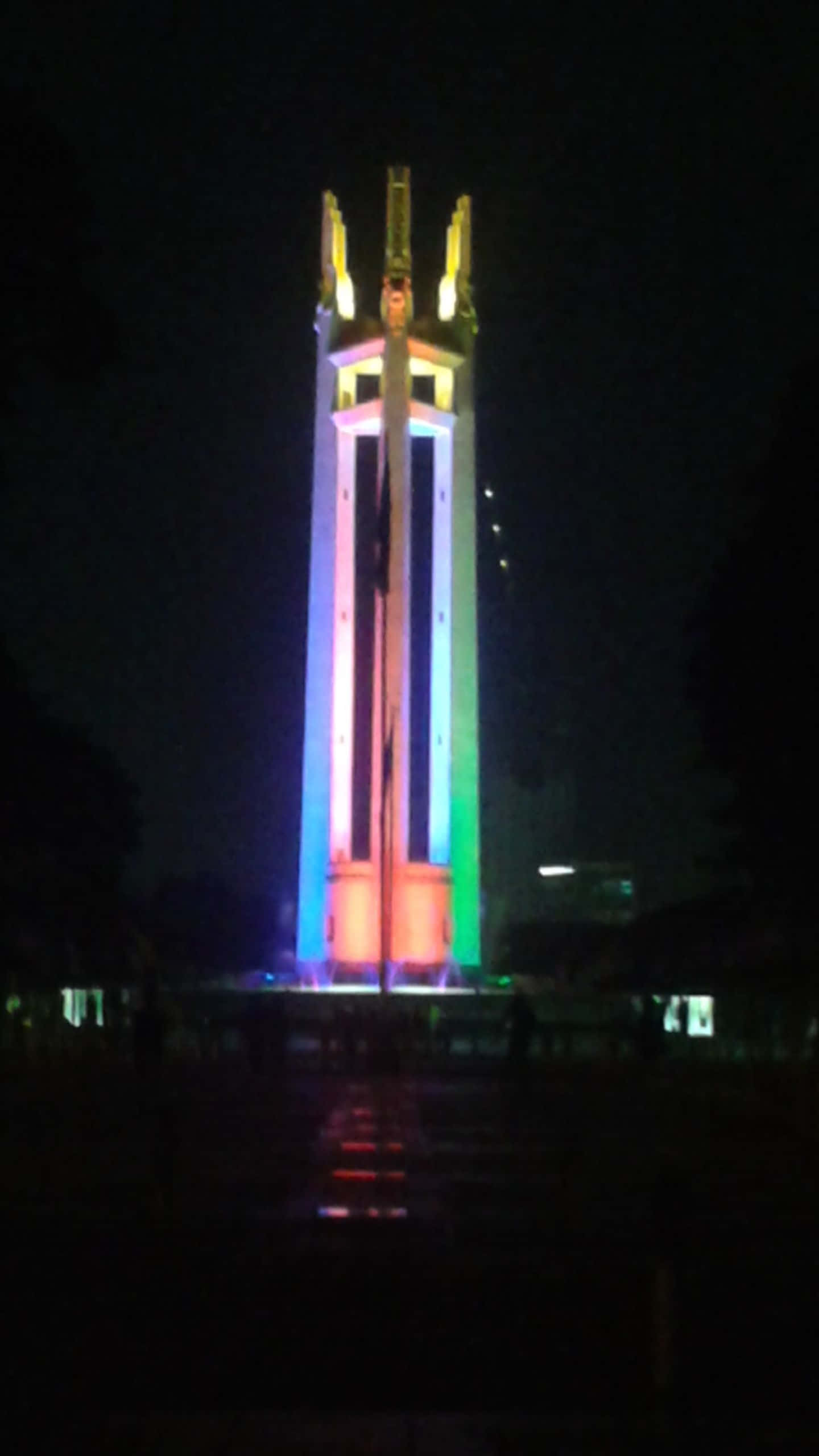 Nagbabagang Paglubog sa Paglubog sa Lawa Wallpaper