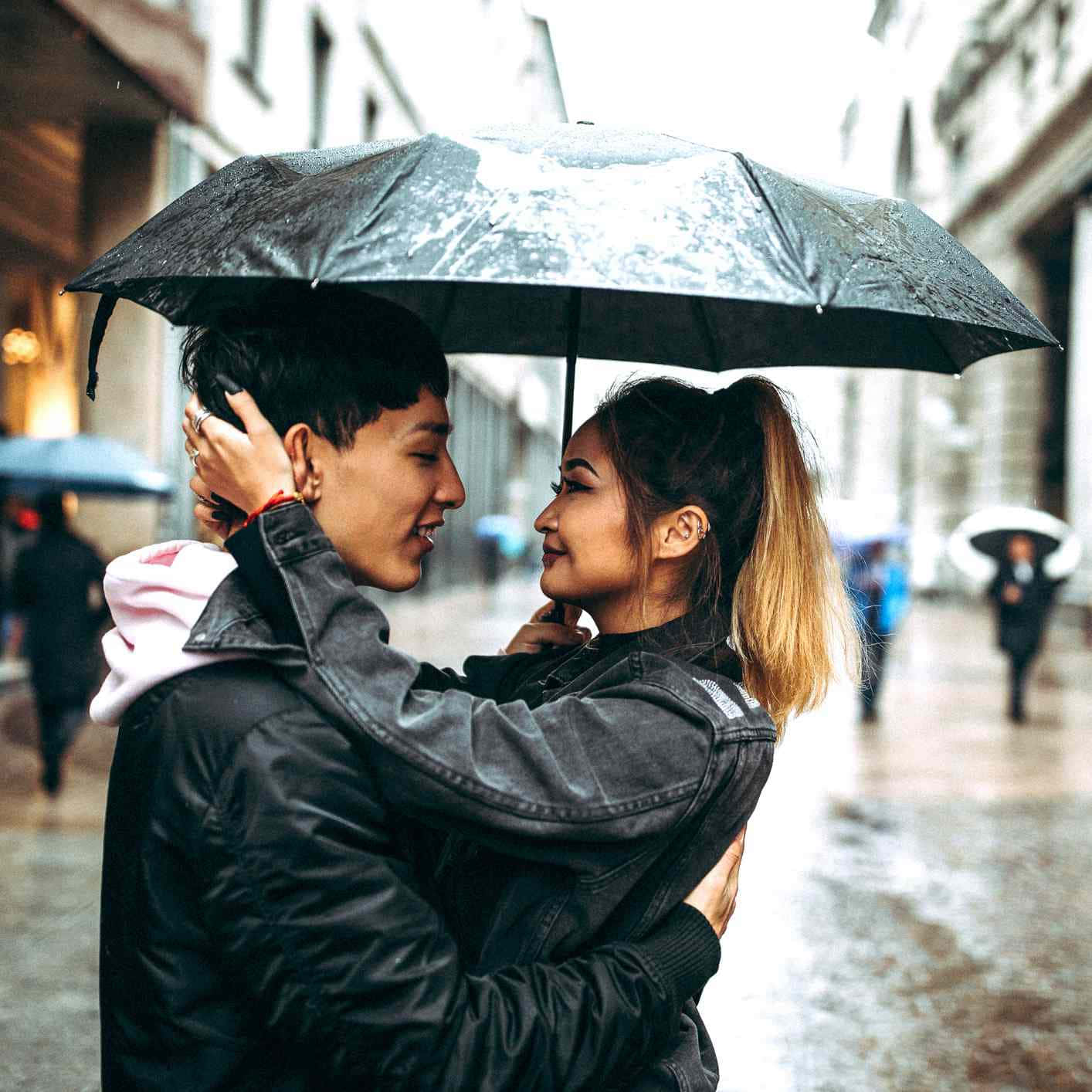 Nagbahagi sila ng isang matalik na sandali, sa gitna ng ulan. Wallpaper