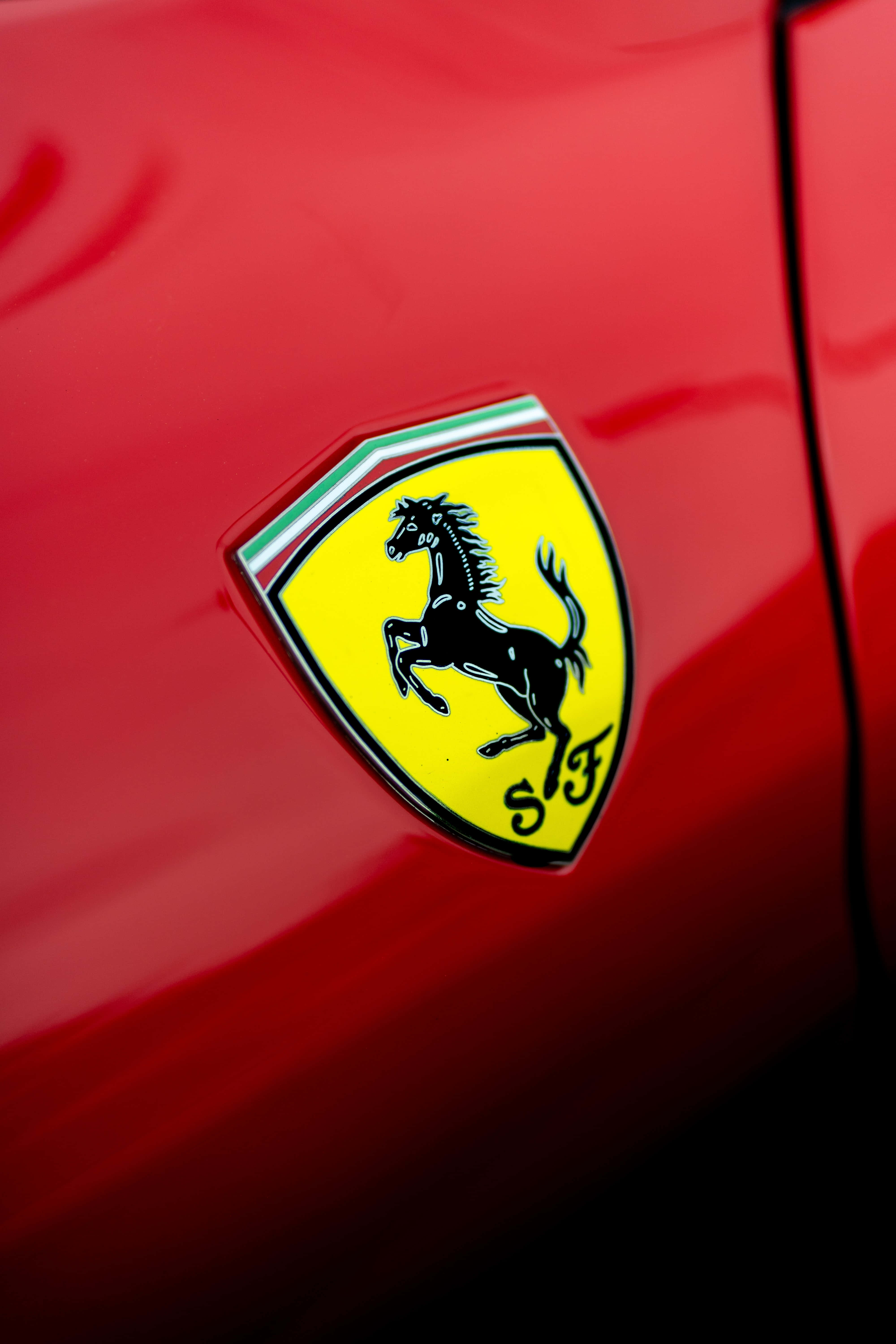 Naghahari ng Bilis - Isang Kapansin na Ferrari sa Karerahan Wallpaper