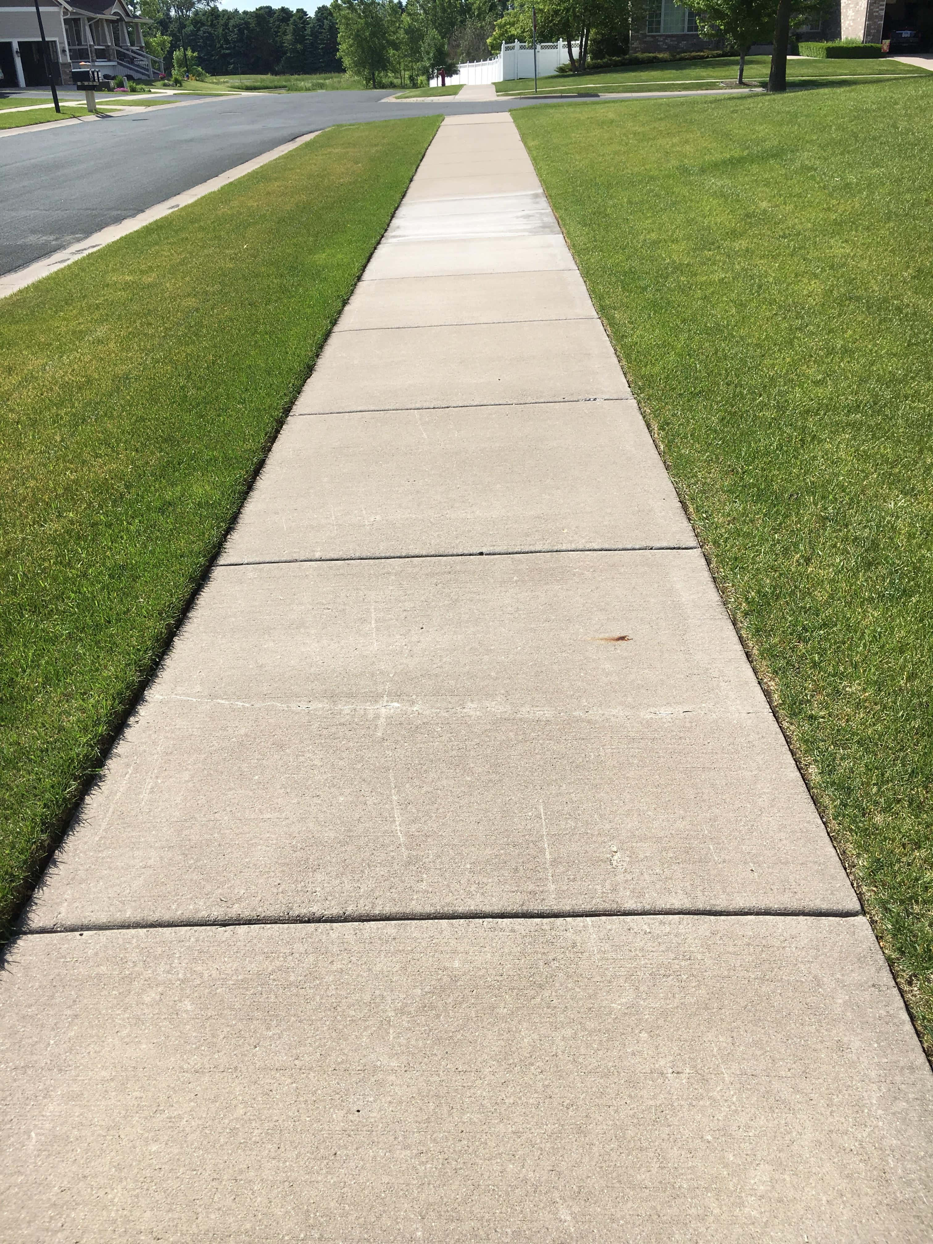 Nagla-lakad ng masayang sa isang sidewalk. Wallpaper