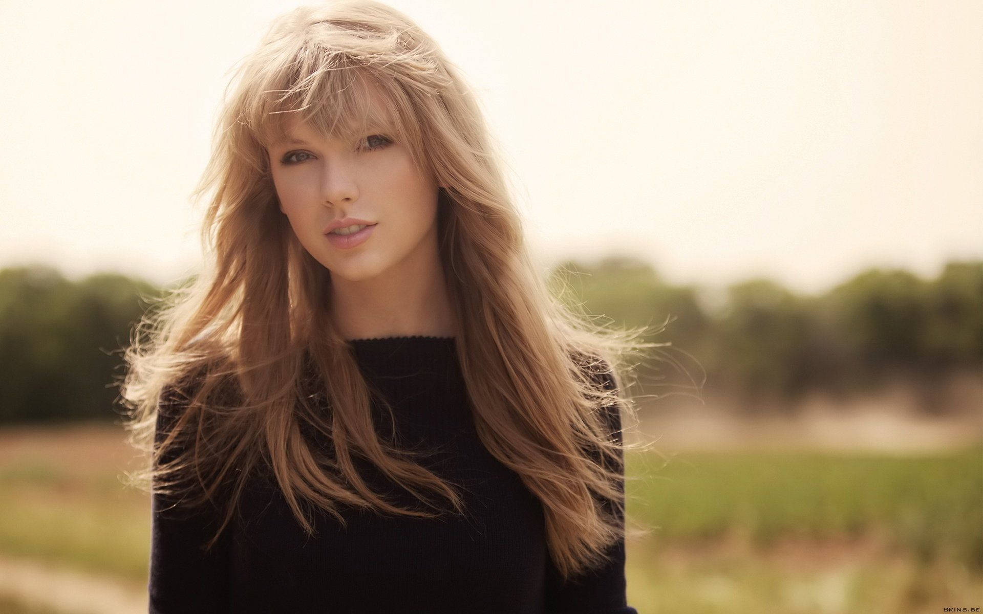 Nagniningning si Taylor Swift sa entablado Wallpaper
