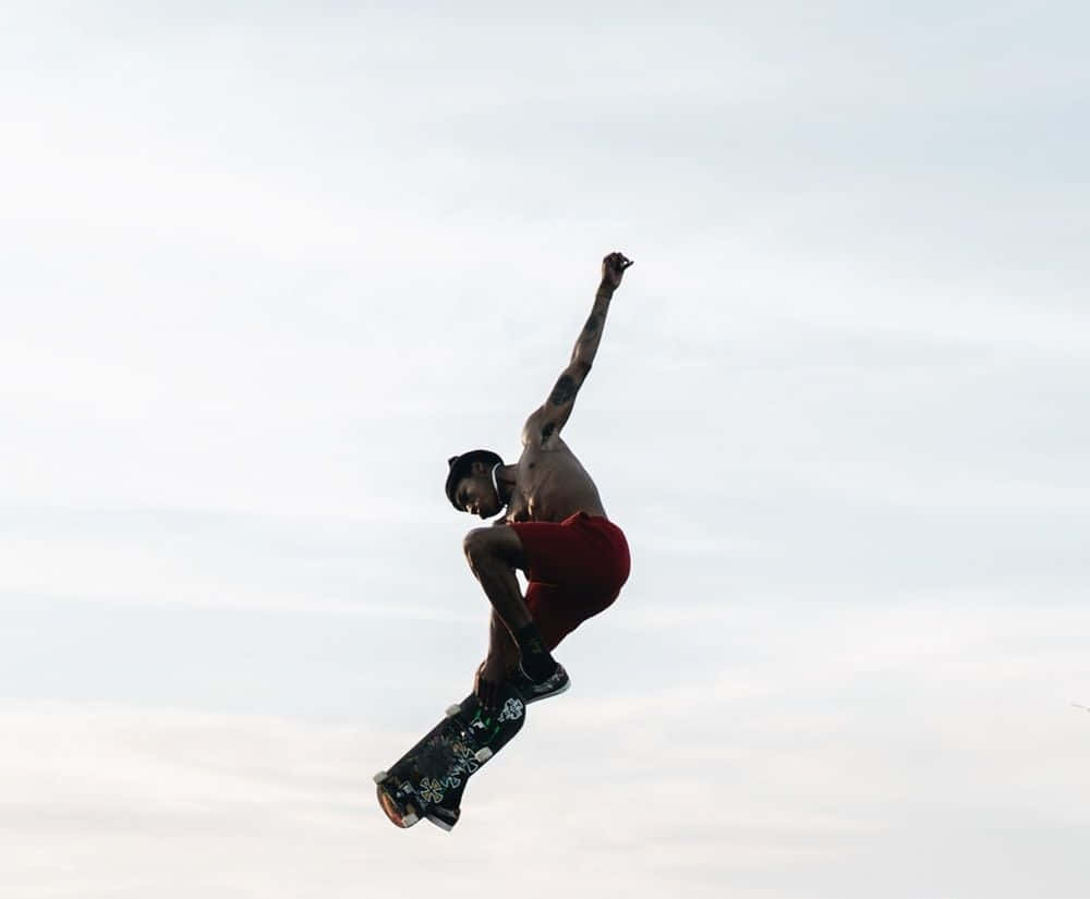 Nagpapakilig sa Park gamit ang Kanyang Skater Boy Aesthetic Wallpaper