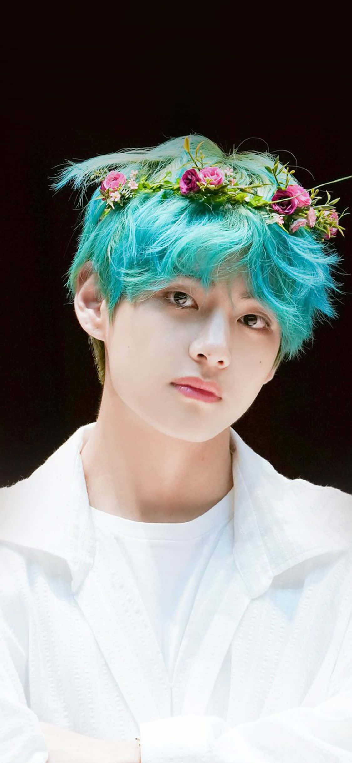 Nagpapakita si BTS V ng masayang kabataan at kumpiyansa Wallpaper