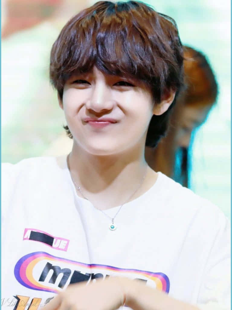 Nagpapakitang Tiwala na Ngiti ni BTS V Wallpaper