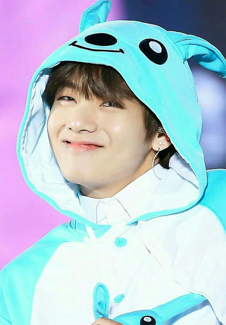 Nagpose si BTS V para sa mga Fans Wallpaper