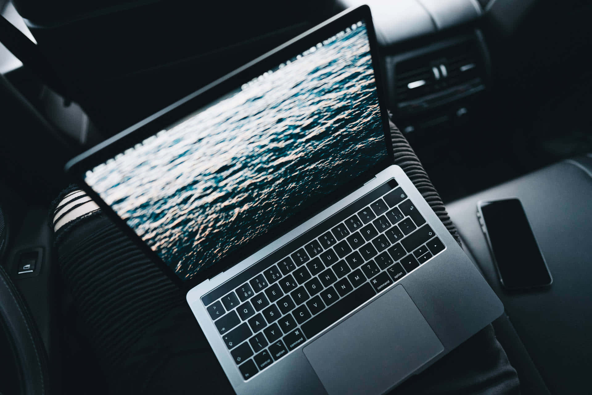 Nagtatrabaho nang May Estilo Gamit ang Aesthetic Laptop Wallpaper
