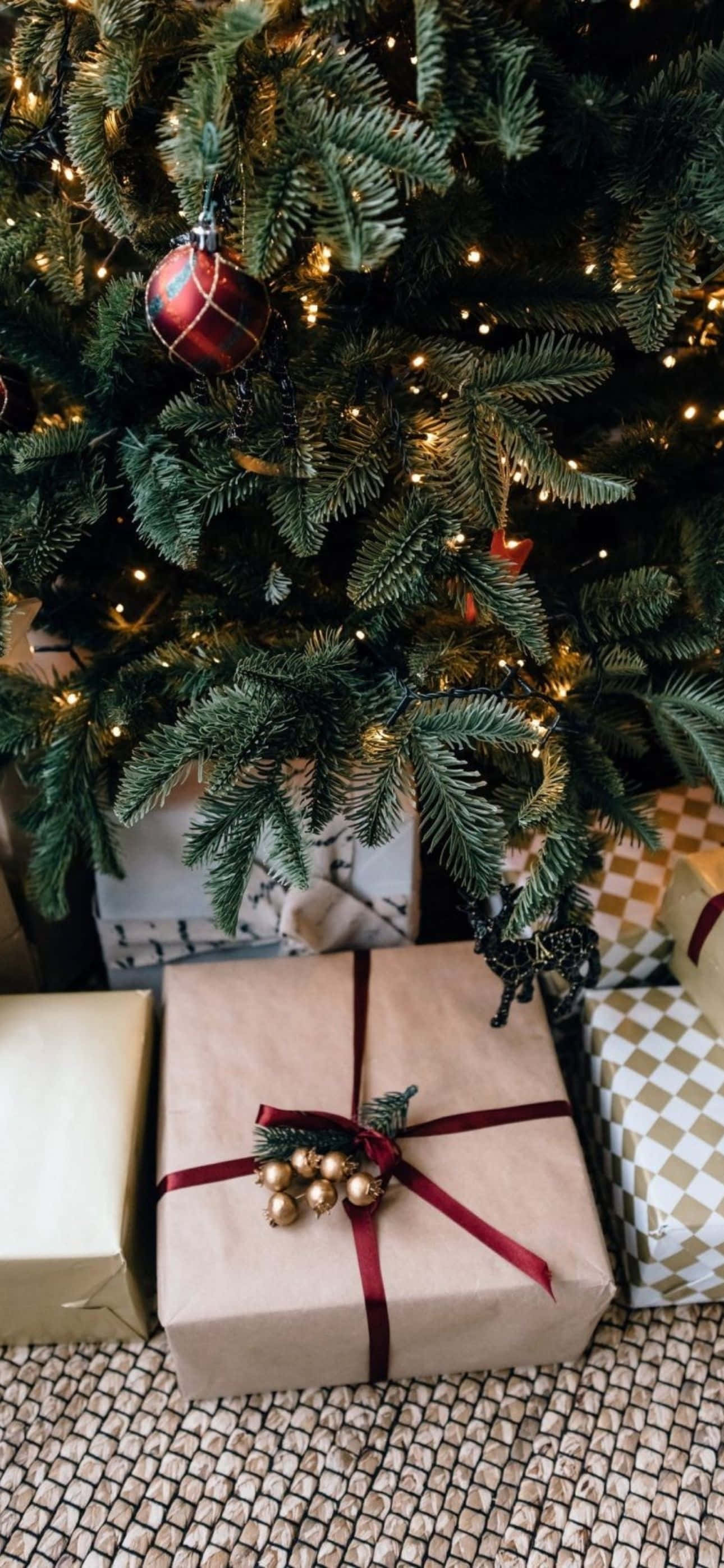Nahuhol ng diwa ng Pasko sa pamamagitan ng isang maligayang background ng iPhone Wallpaper
