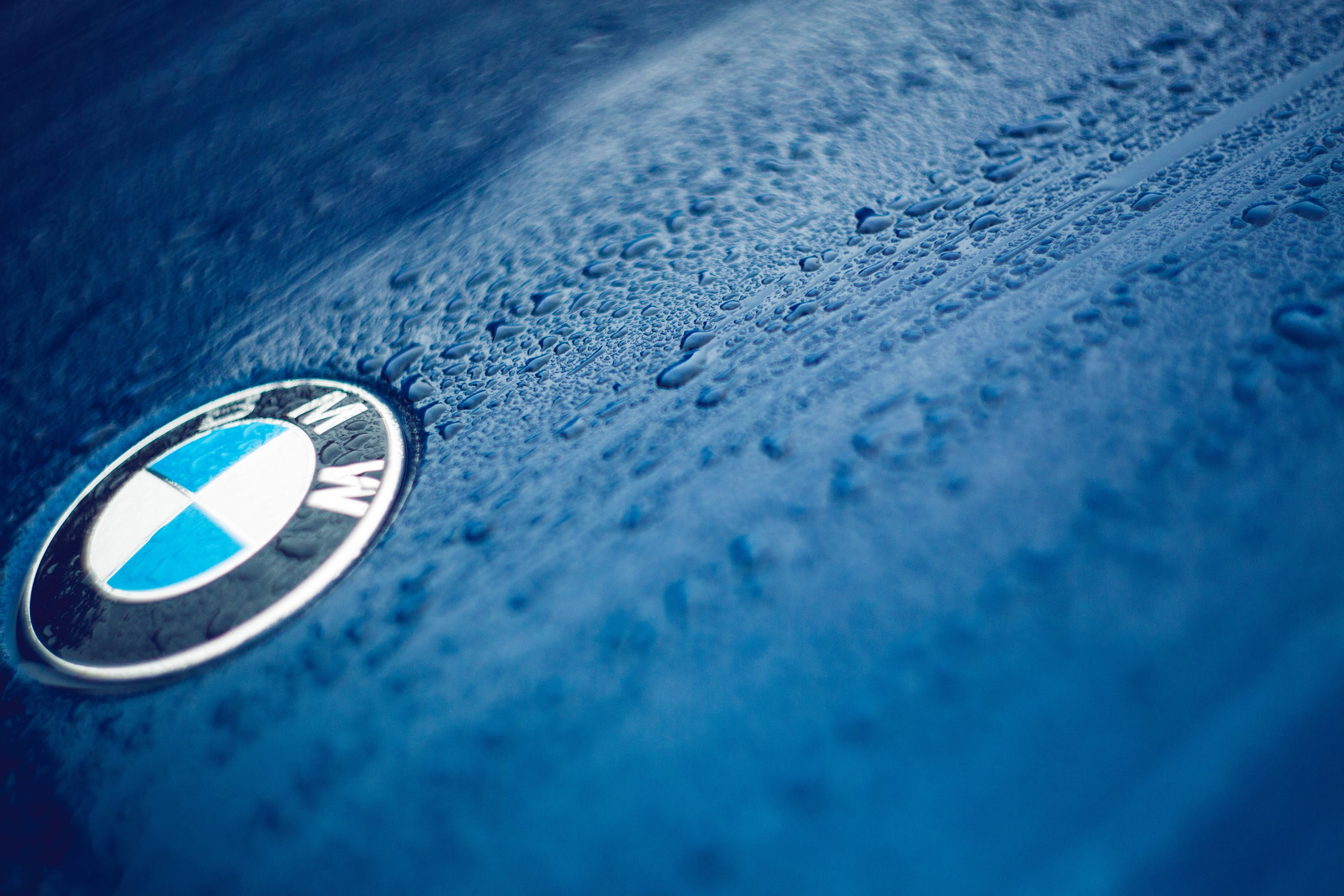 Naka-istilong BMW Car Logo sa Asul Wallpaper