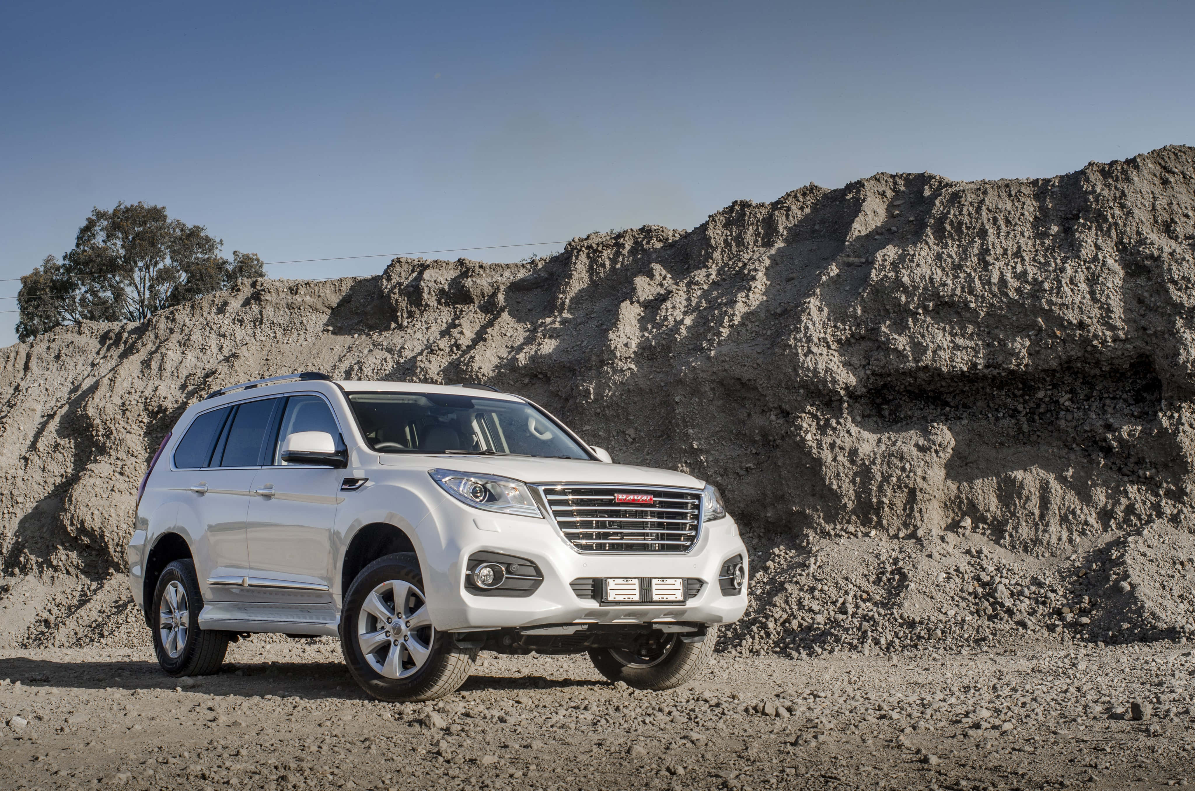 Naka-istilong Haval SUV na Nakaparada sa Labas Wallpaper