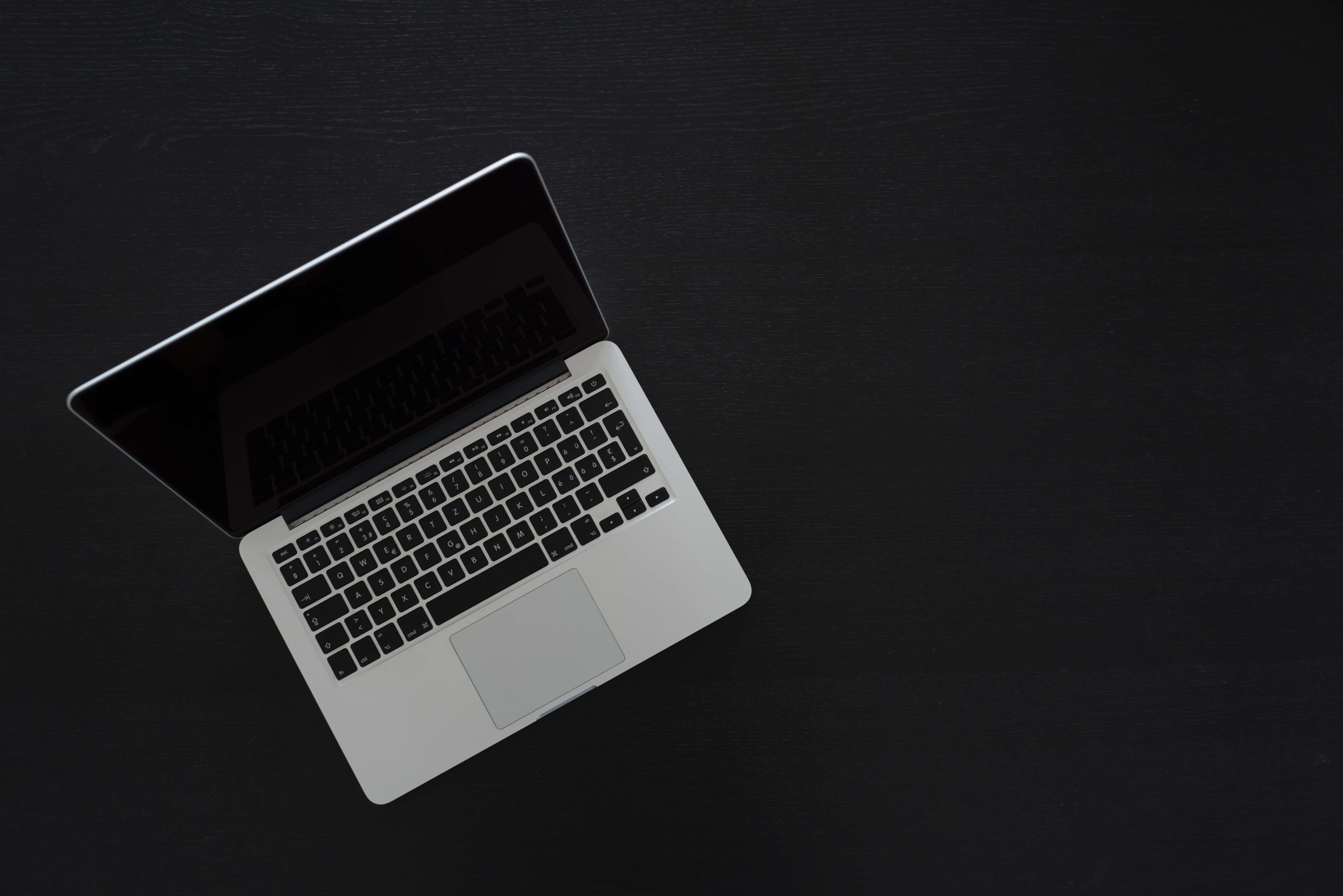 Nakakaakit na Aesthetic na MacBook Setup Wallpaper