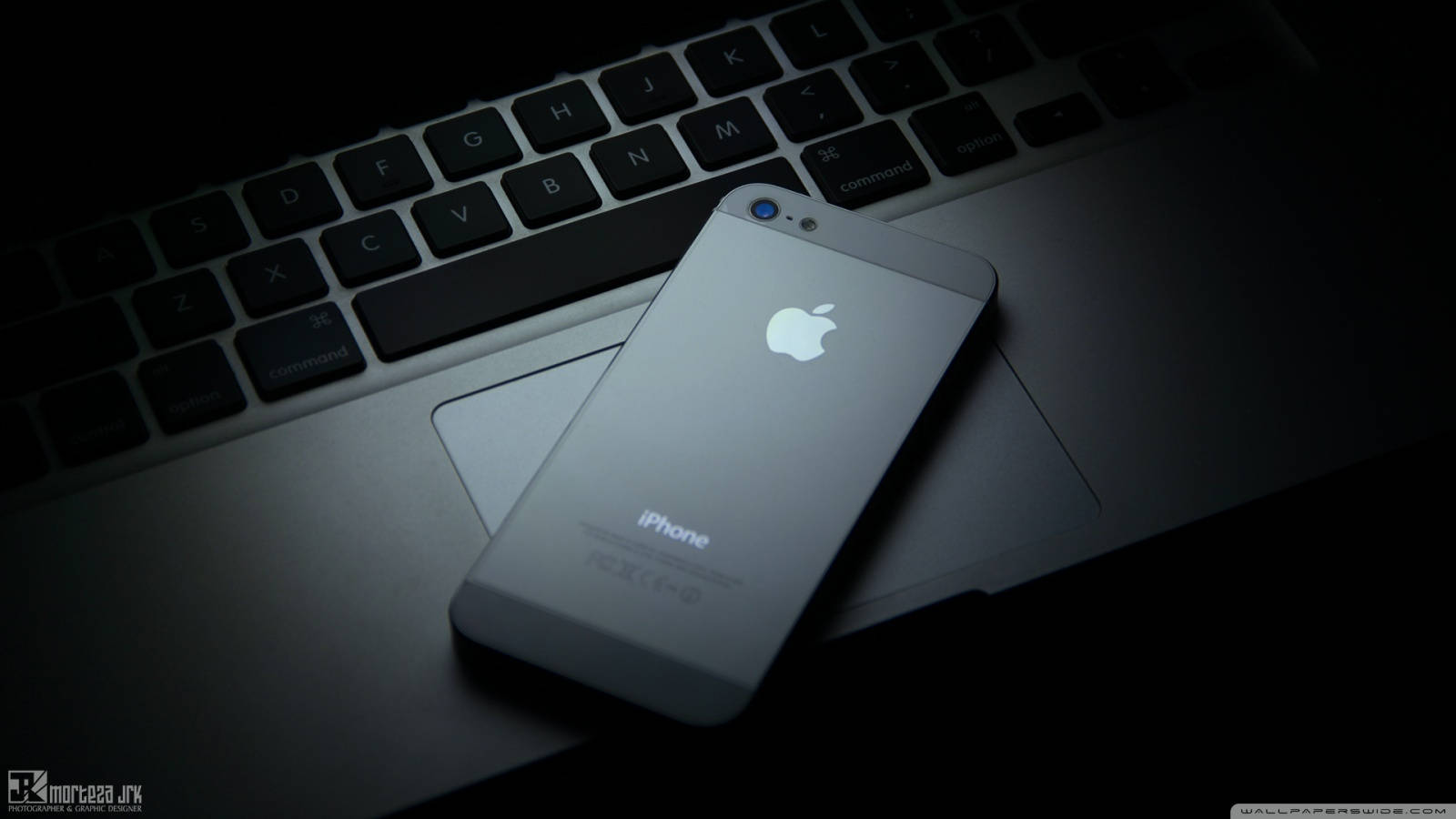 Nakakaakit na Apple iPhone sa Isang Mesa na Kahoy Wallpaper