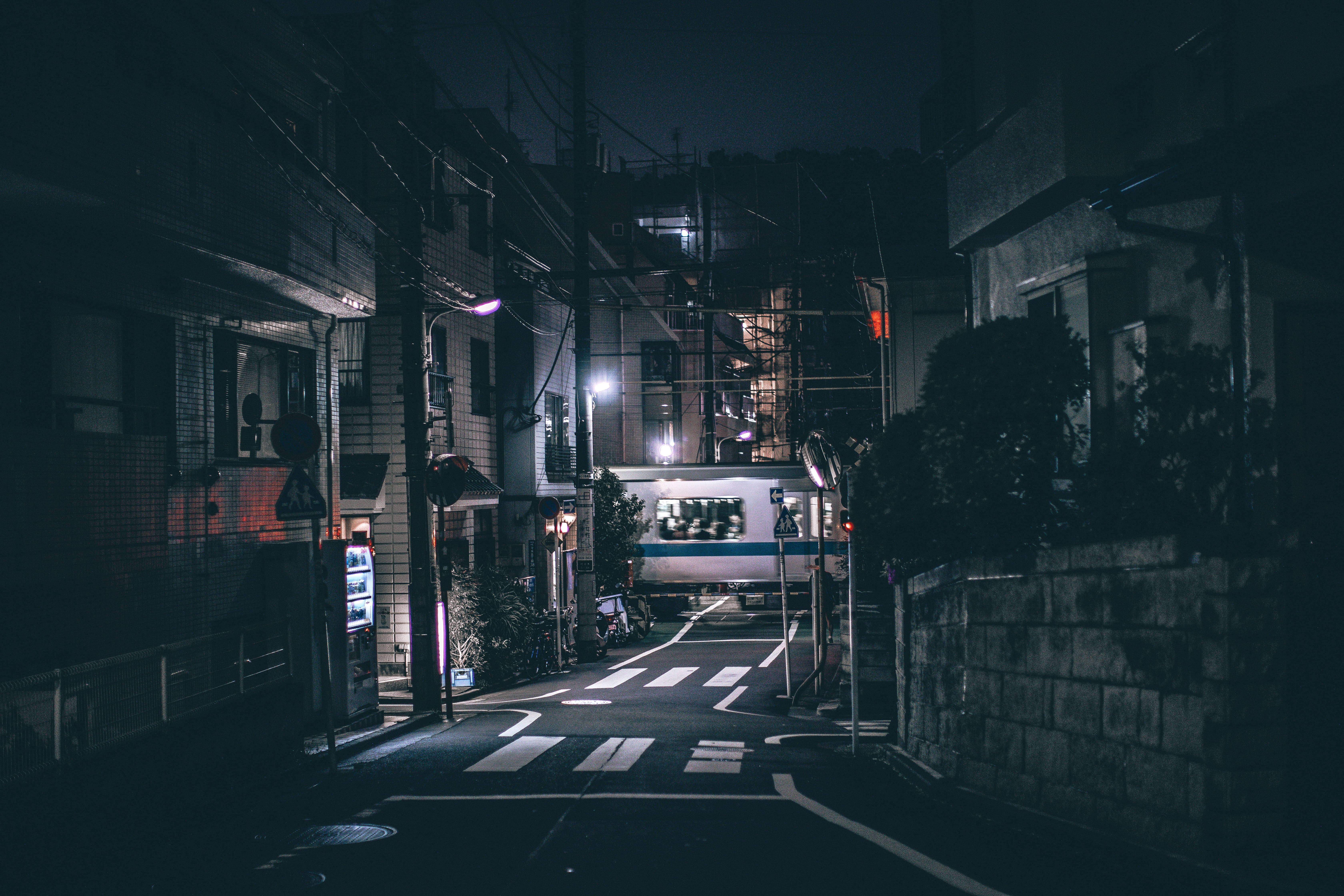 Nakakaakit na Madilim na Kalsada 4K Wallpaper