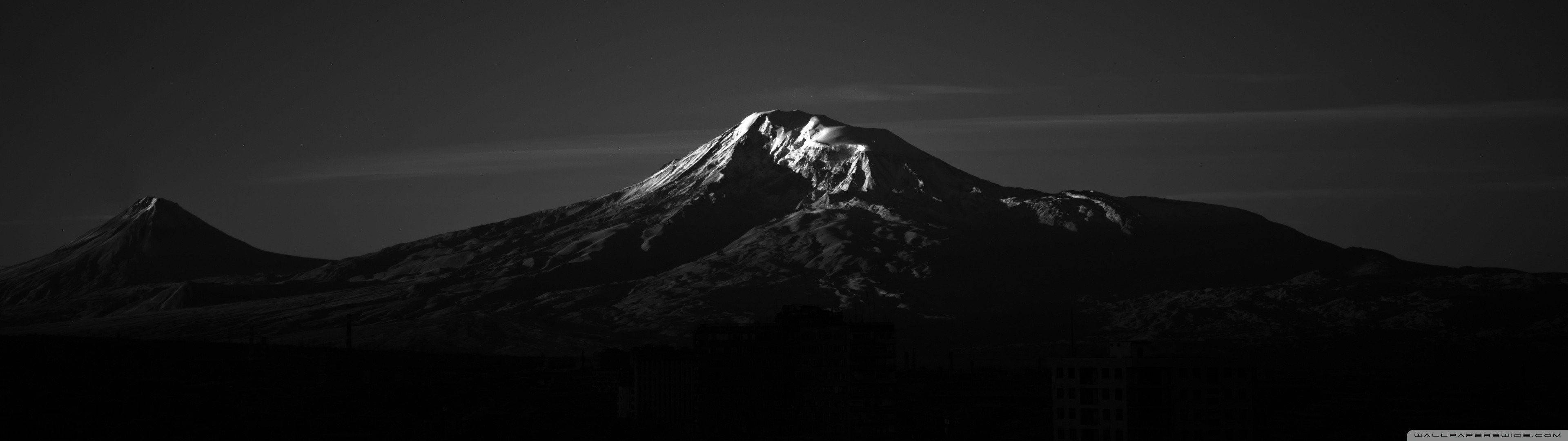 Nakakaakit na Tanawin ng Bundok sa Ultrawide na Pananaw Wallpaper
