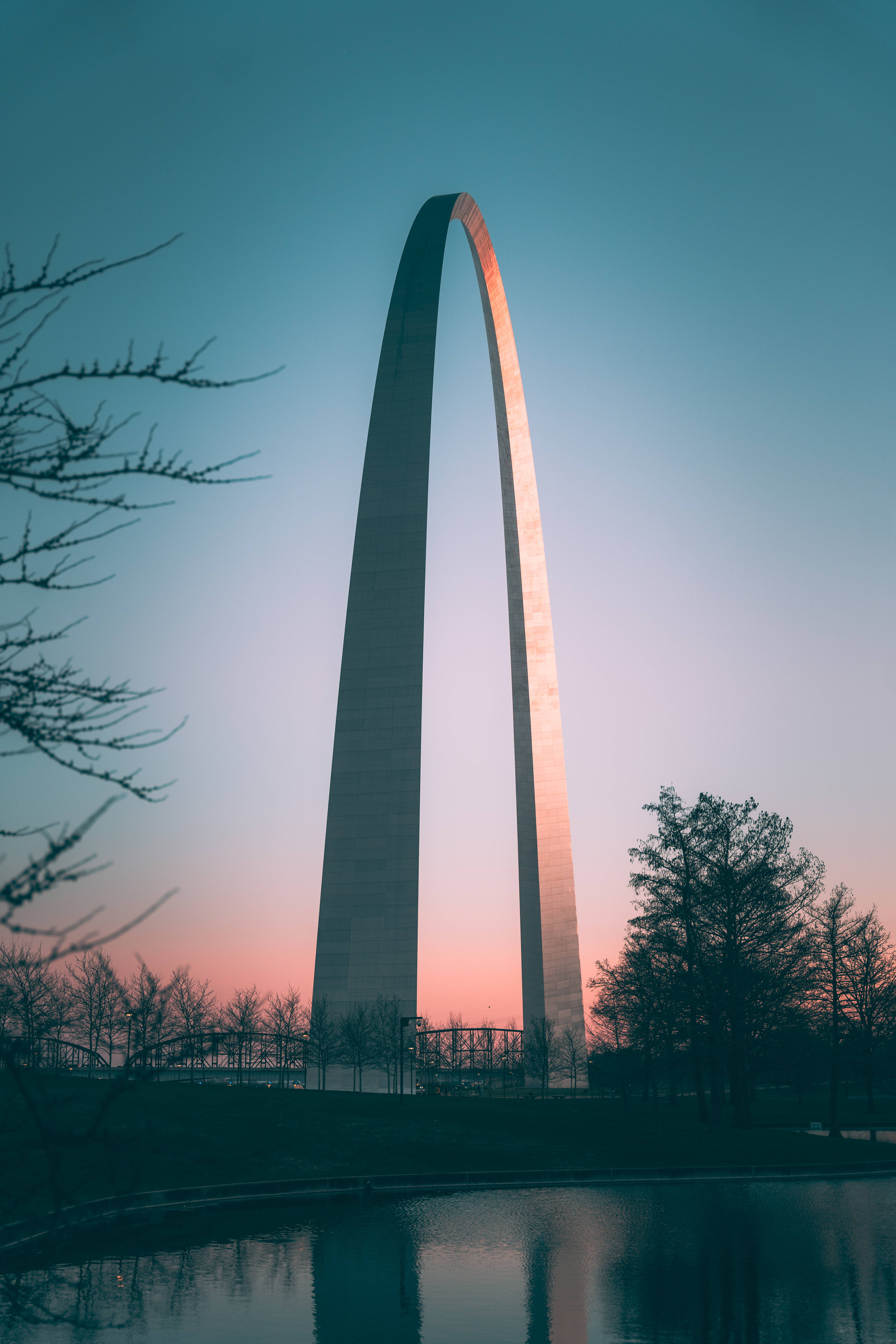 Nakakaakit na Tanawin ng St. Louis Arch sa Paglubog-lubog ng Araw Wallpaper