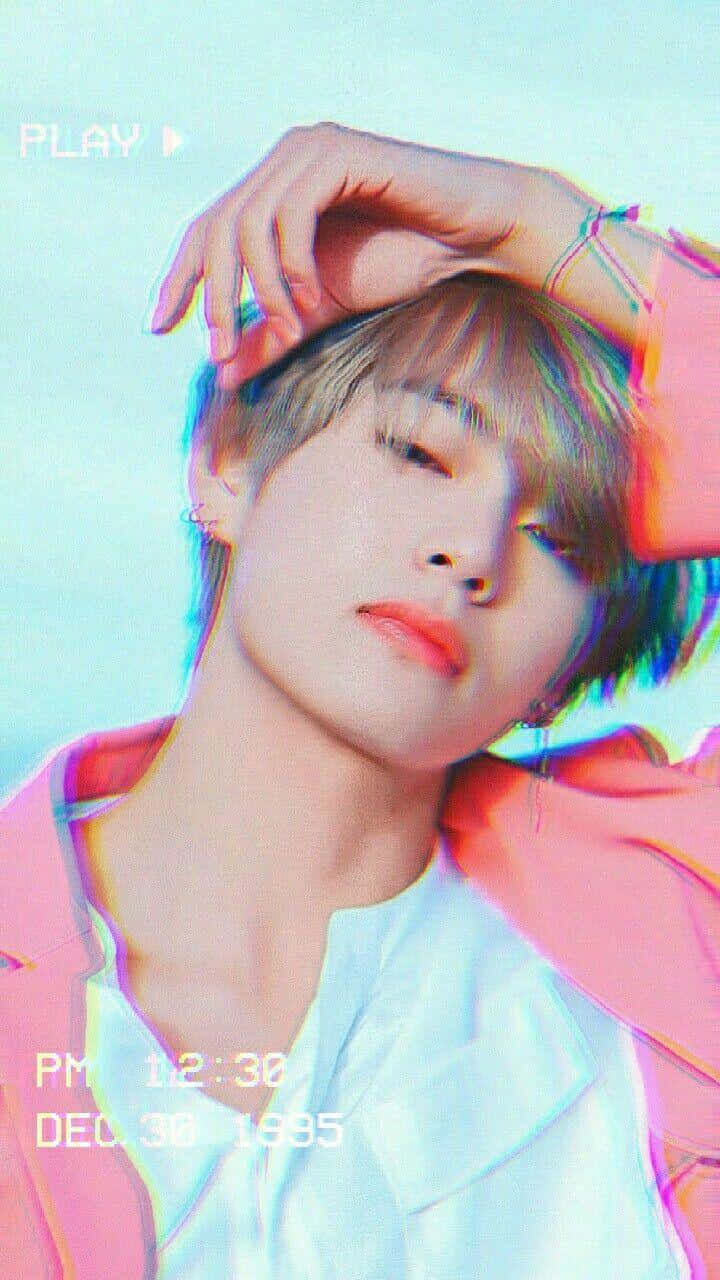 Nakakaakit si V ng BTS sa Kanyang Karismatikong Alindog Wallpaper