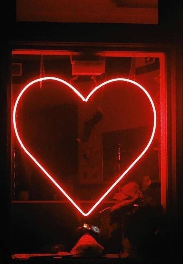 Nakakabighaning Estetika ng Neon na Puso Wallpaper