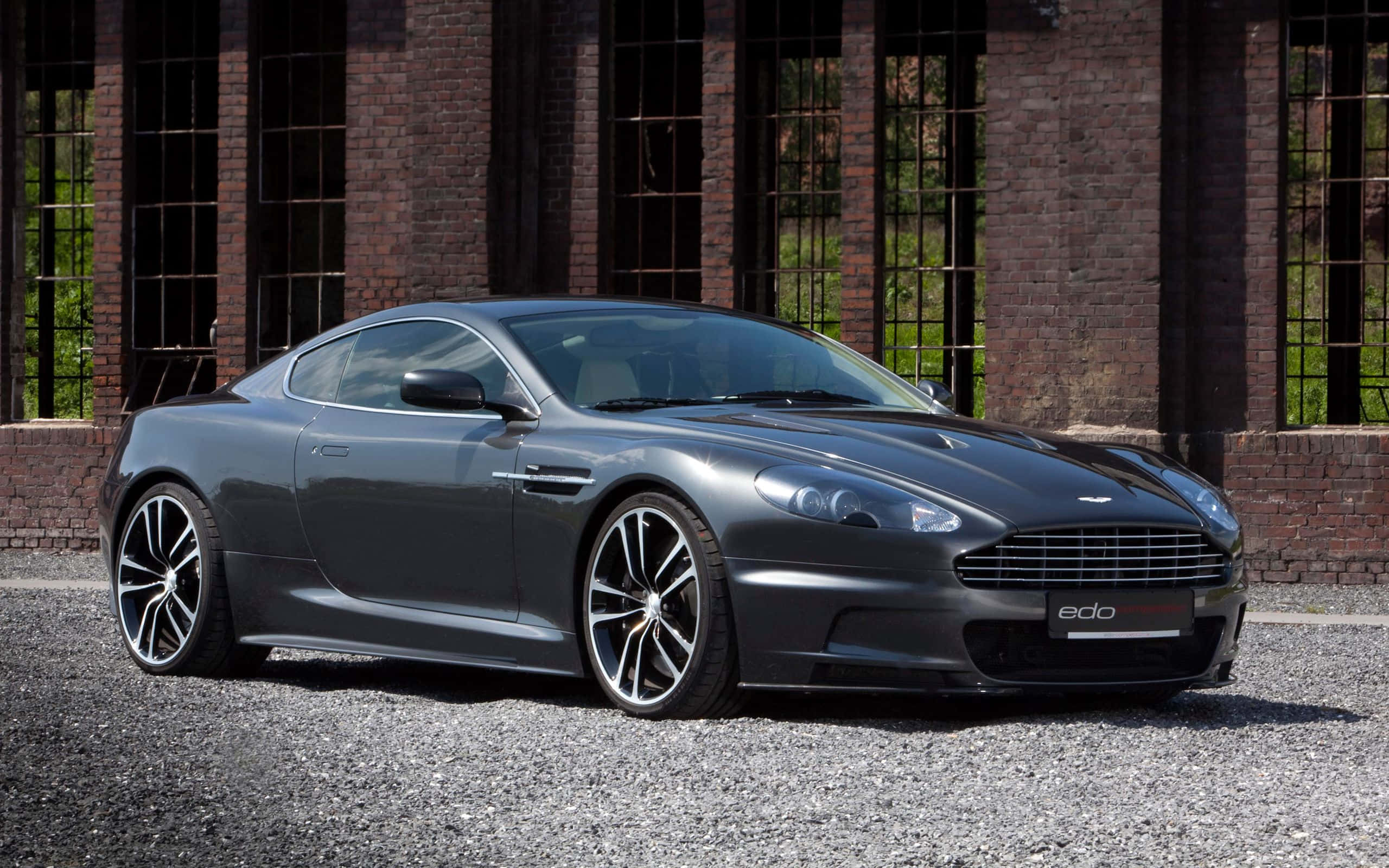 Nakakabighay na Silver Aston Martin DB9 sa karerahan Wallpaper