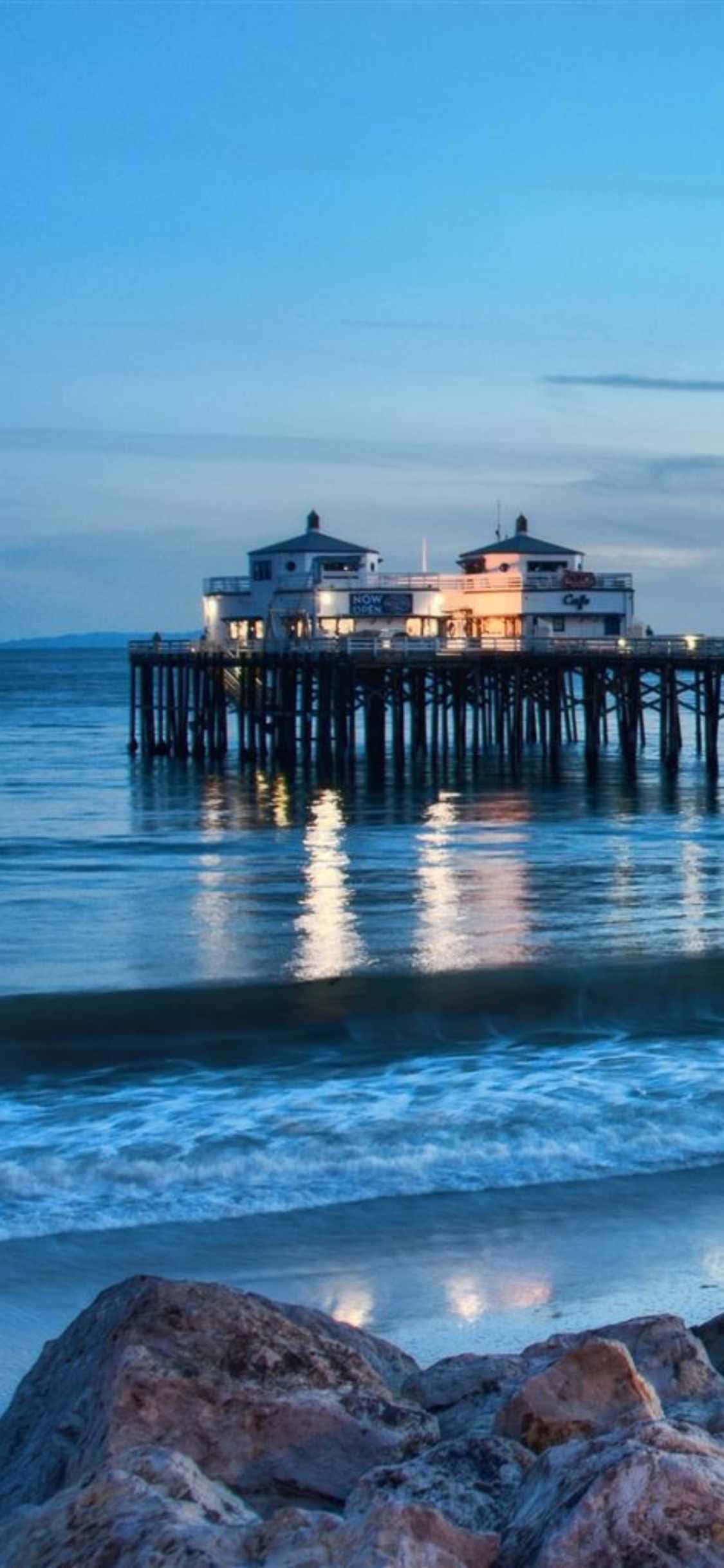 Nakakabiglang Paglubog ng Araw sa Dalampasigan ng Malibu Wallpaper