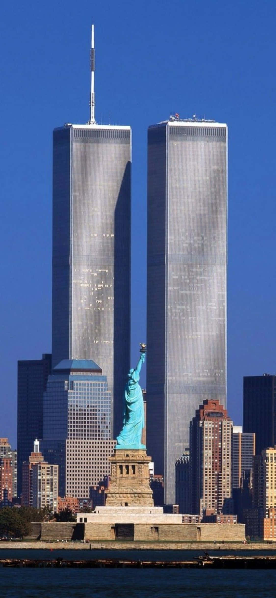 Nakakagandang skyline ng masiglang siyudad ng New York na nakikita sa gitna ng bagong iPhone Xs. Wallpaper