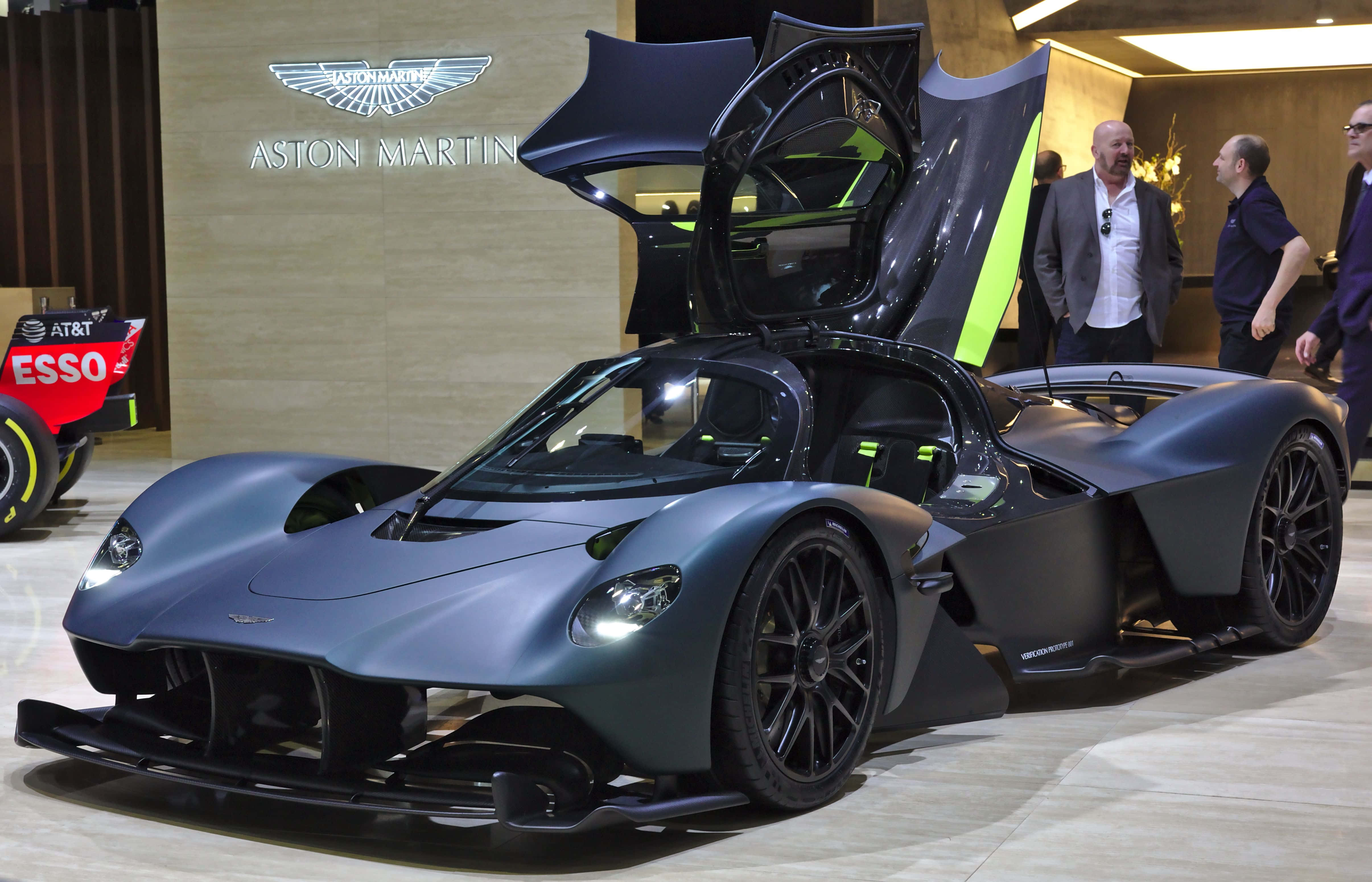Nakakamang-mang na Aston Martin Valkyrie Hypercar sa Buong Kaluwalhatian Wallpaper