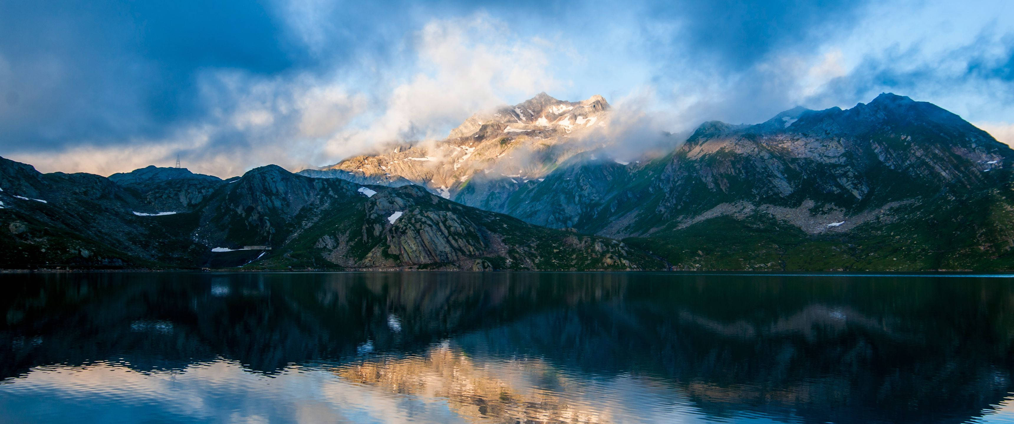 "Nakakapig-piglang Pyrenees Mountains at Valley" Wallpaper