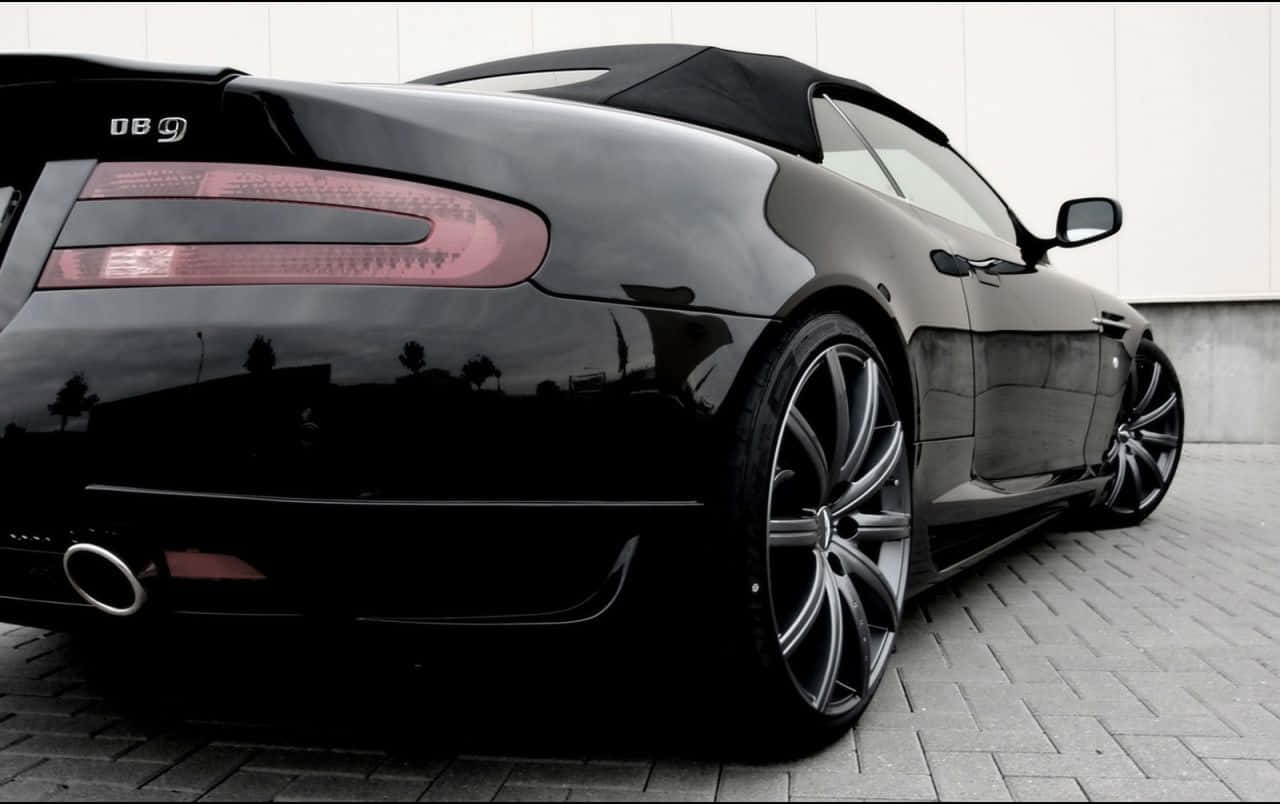 Nakakapukaw na Pilak na Aston Martin DB9 sa Daan Wallpaper