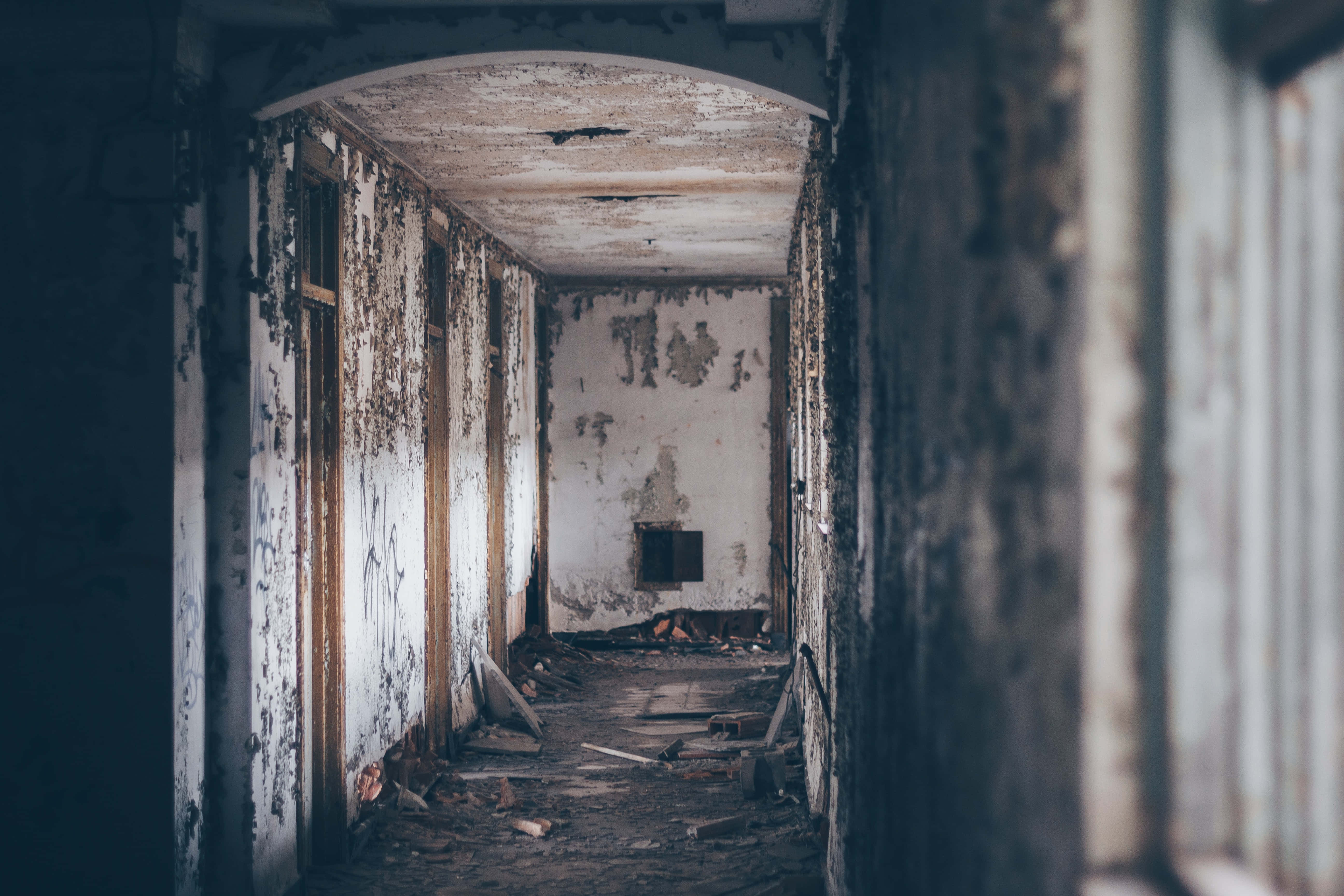 Nakakatakot na Inabandunang Hallway na Larawan Wallpaper
