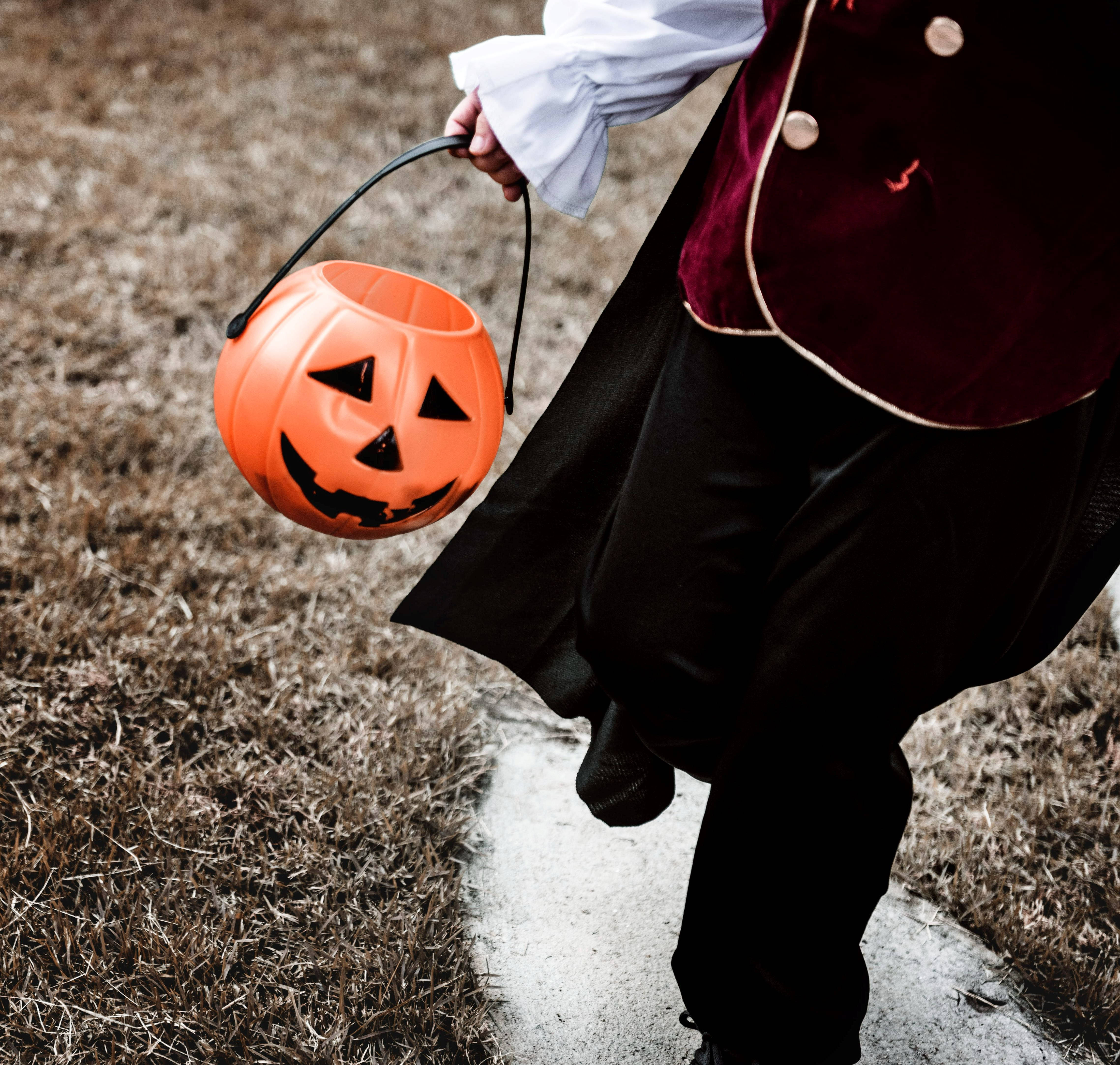 Nakakatakot ngunit Nakatutuwa na Basket ng Kending para sa Halloween Wallpaper