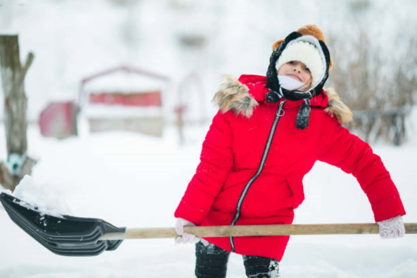 Nakakatawang Larawan ng Batang Babae na May Dalang Snow Shovel Wallpaper