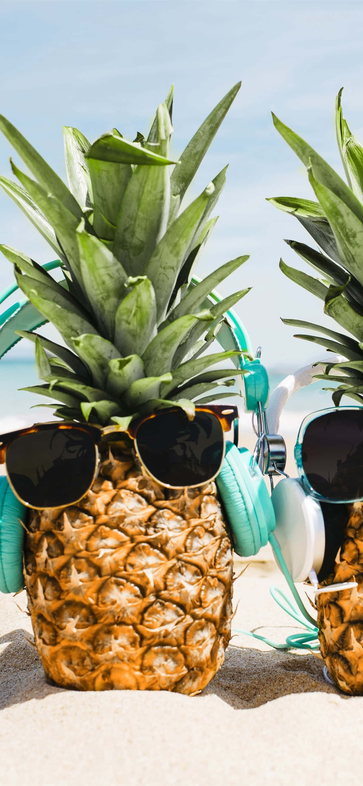 Nakakatawang Pineapple na may Salamin sa Dalampasigan Wallpaper