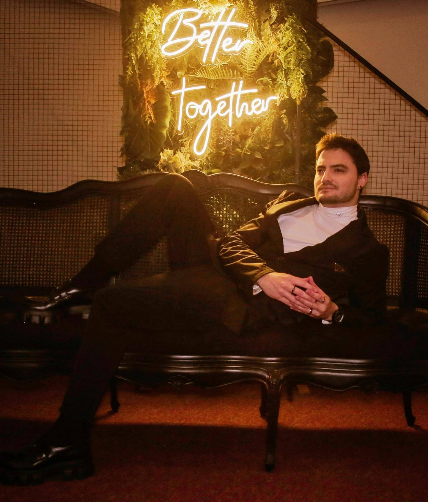 Nakakatawang Pose ni Felipe Neto Wallpaper