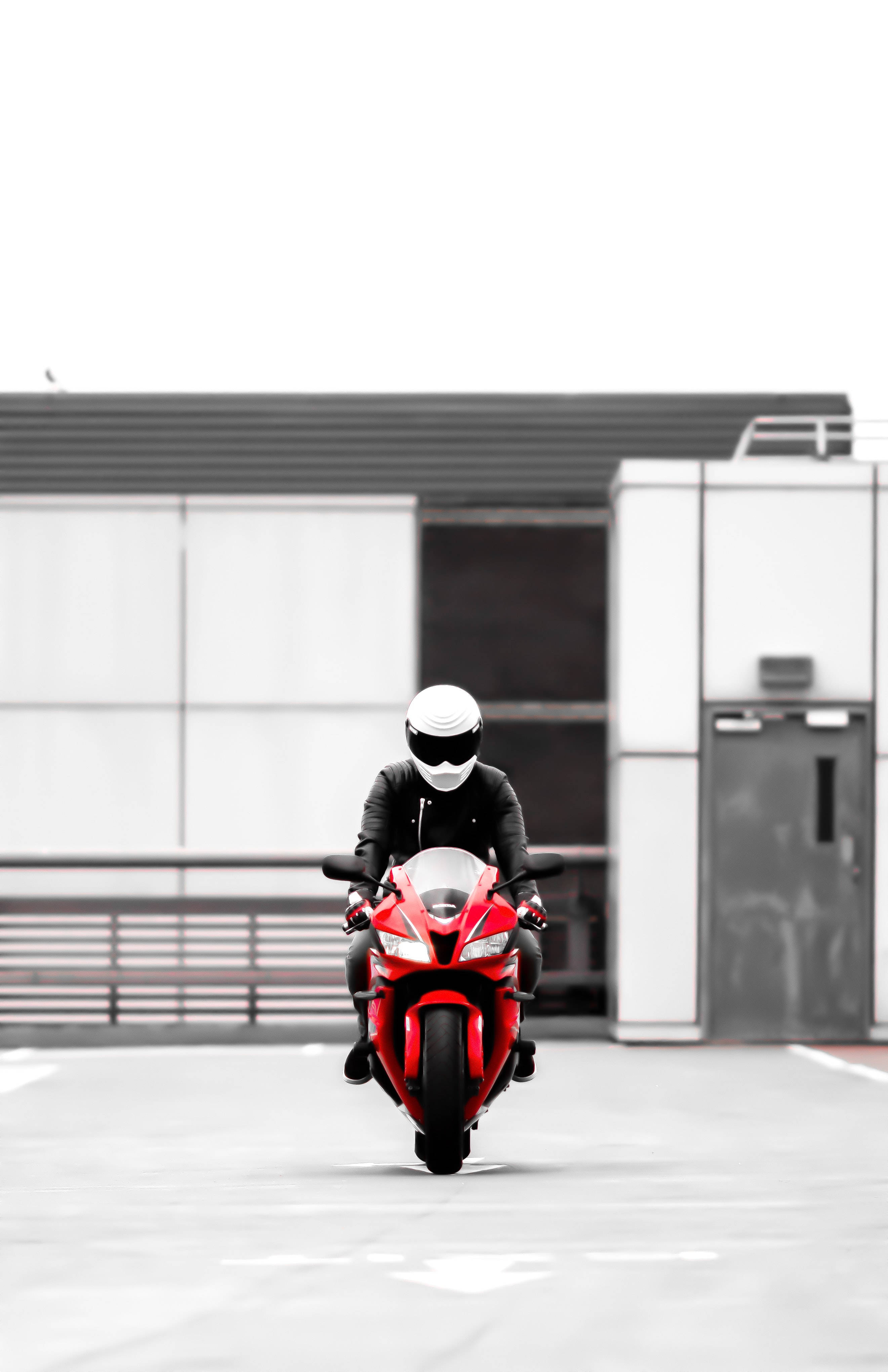 Nakamamang Pula na Bisikleta sa Simplistikong Tagpuan Wallpaper