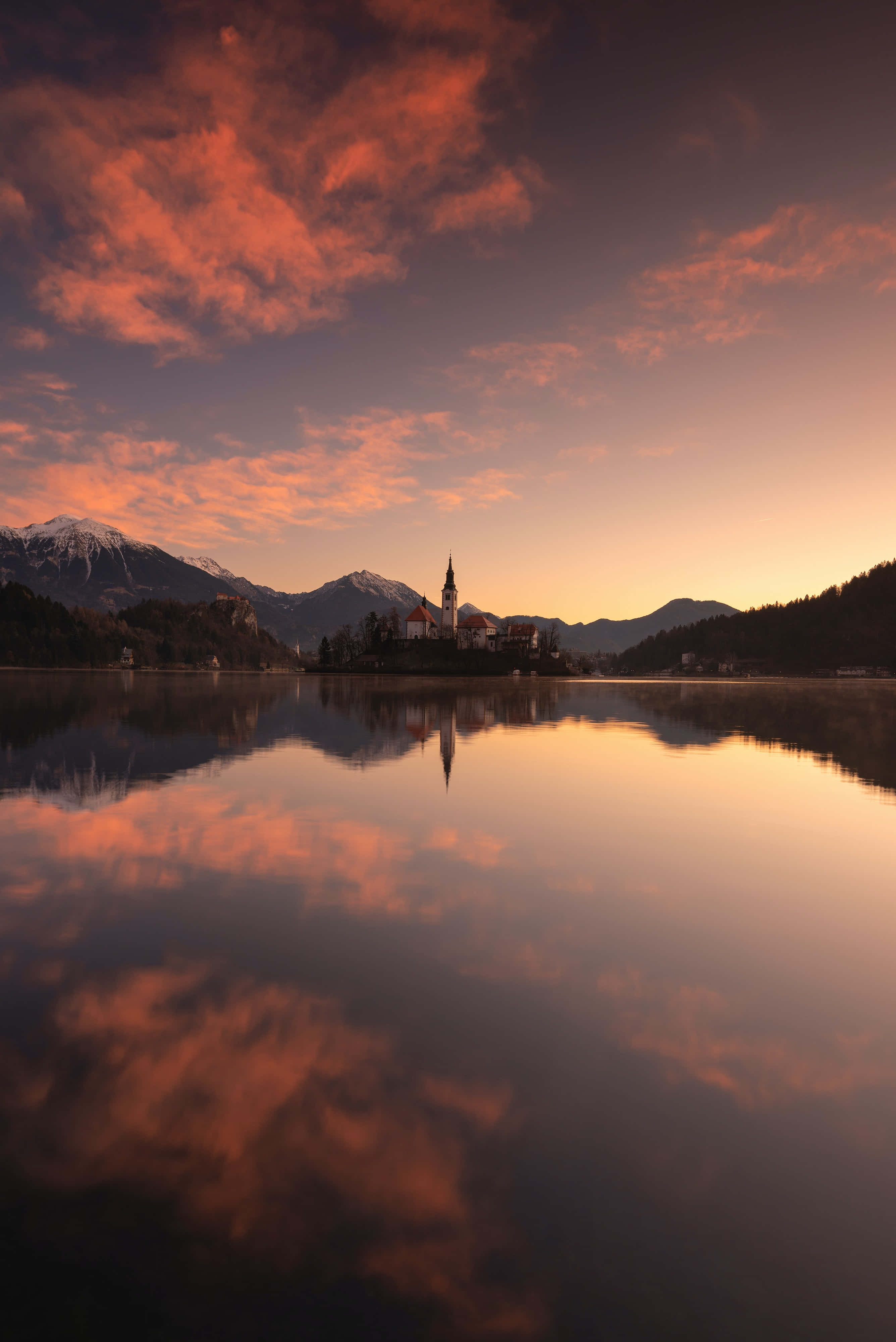 Nakamamanghang Lake Bled Sa Gabi iPhone Background Wallpaper