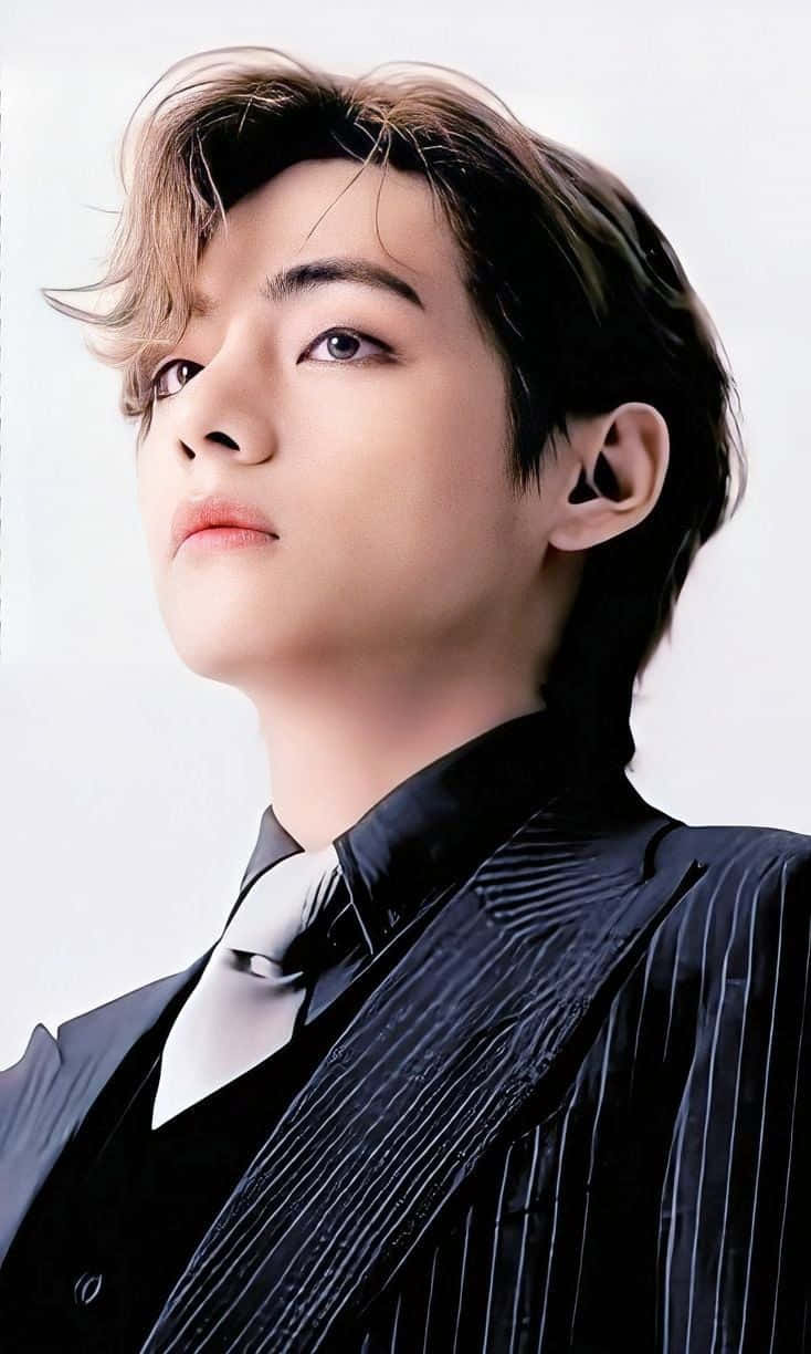 Nakangiting si V ng BTS sa isang promotional event. Wallpaper