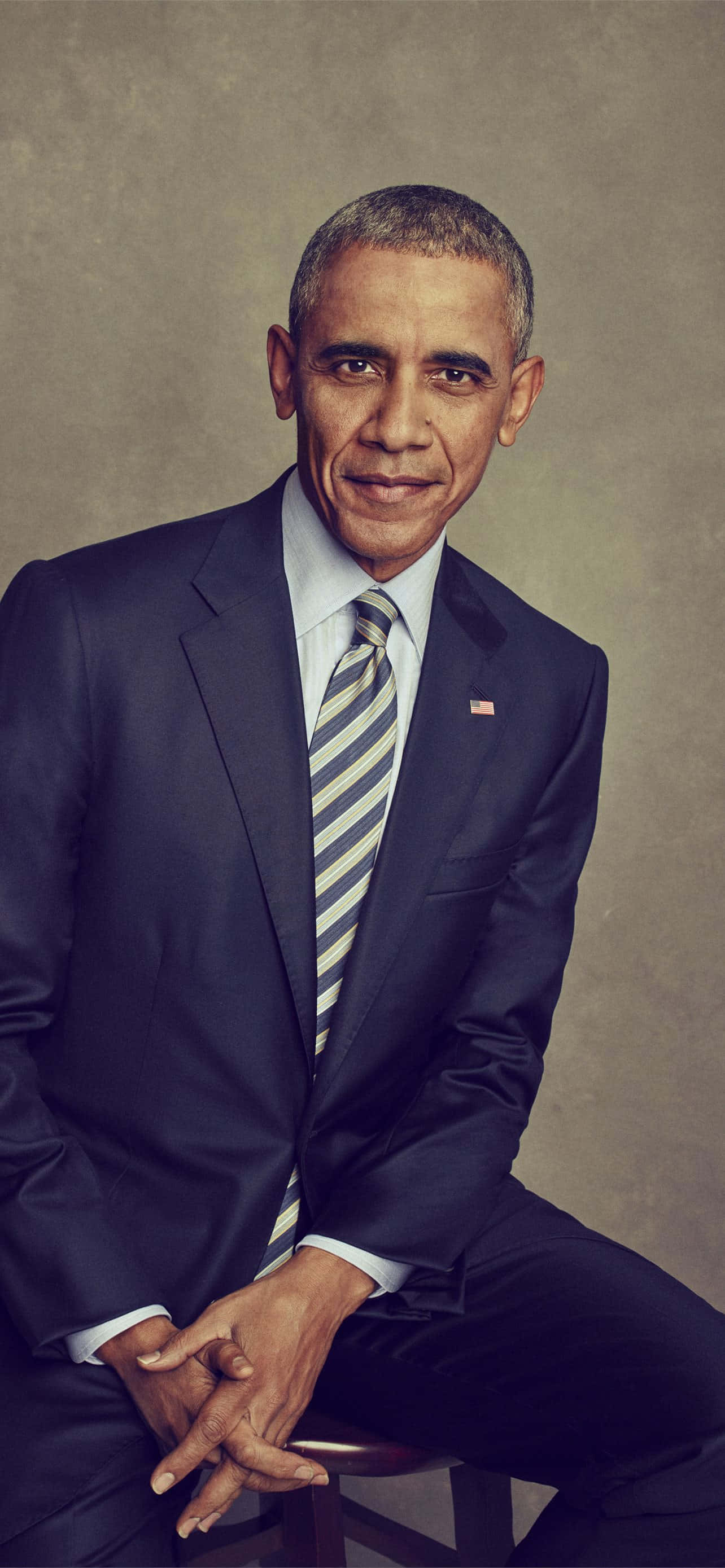 Nakangitingiting si dating Pangulong Barack Obama sa isang okasyon Wallpaper