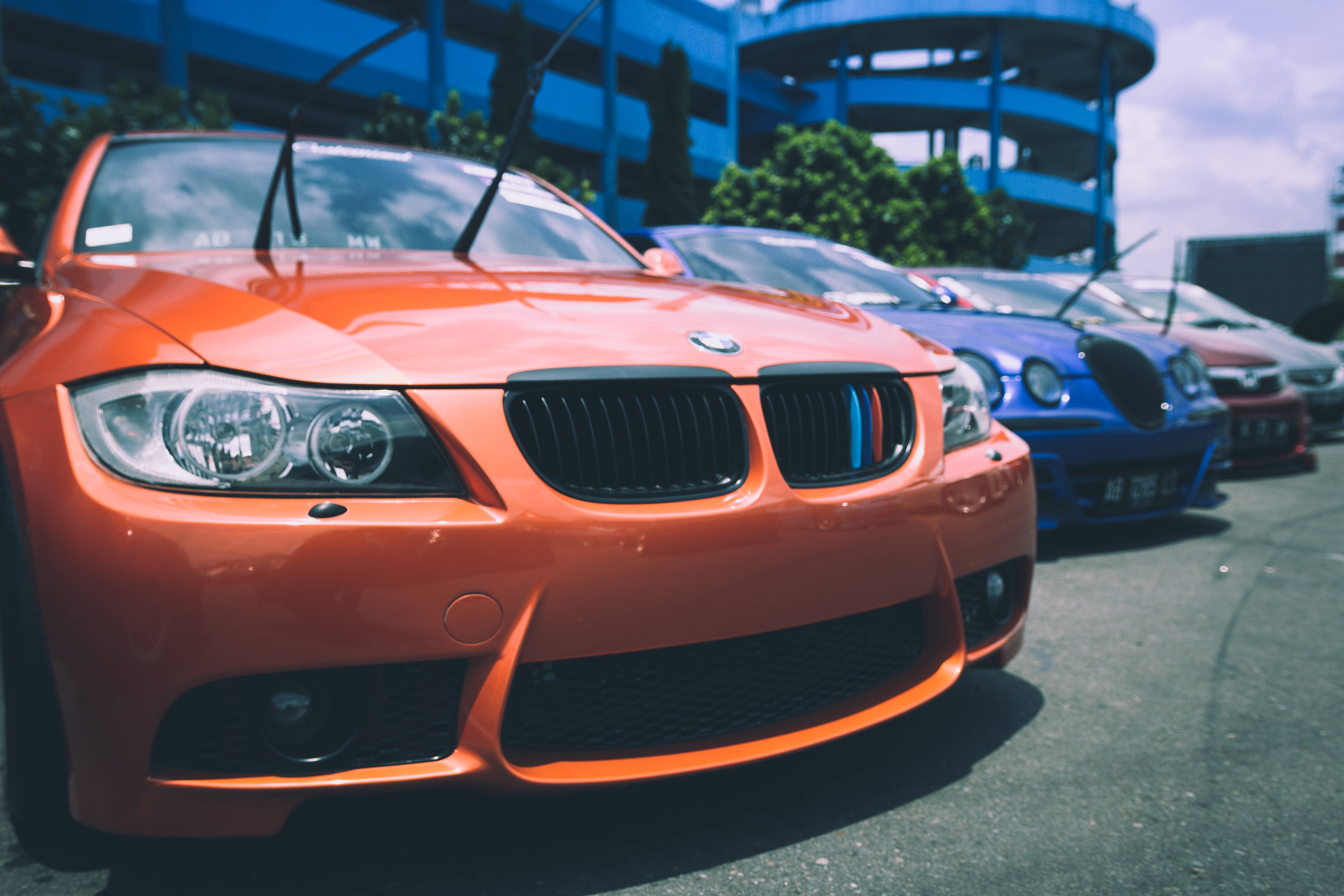 Nakaparadang BMW na Kotse sa Harapan Wallpaper