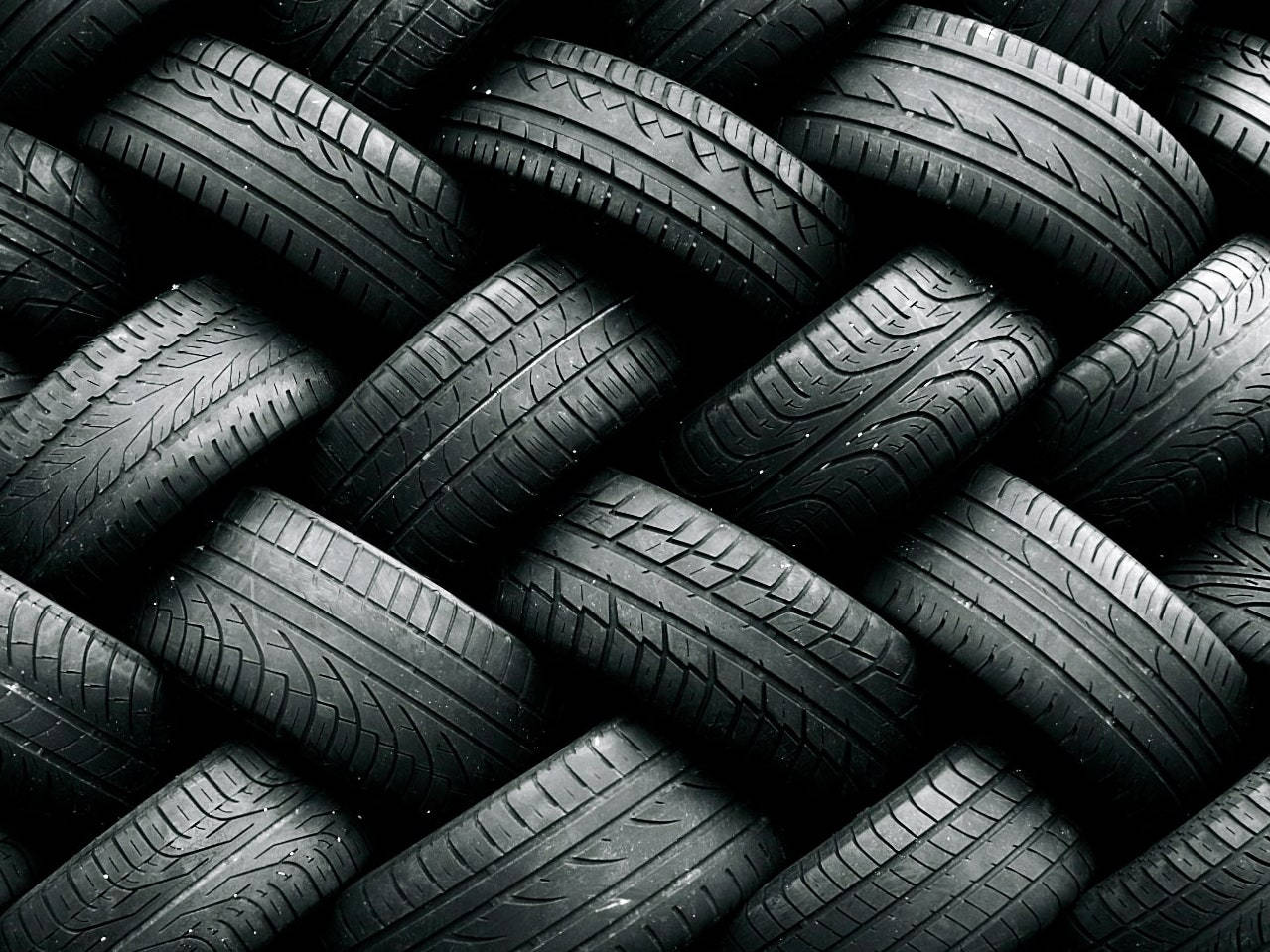 Nakasalansan na Goodyear na Gulong Wallpaper