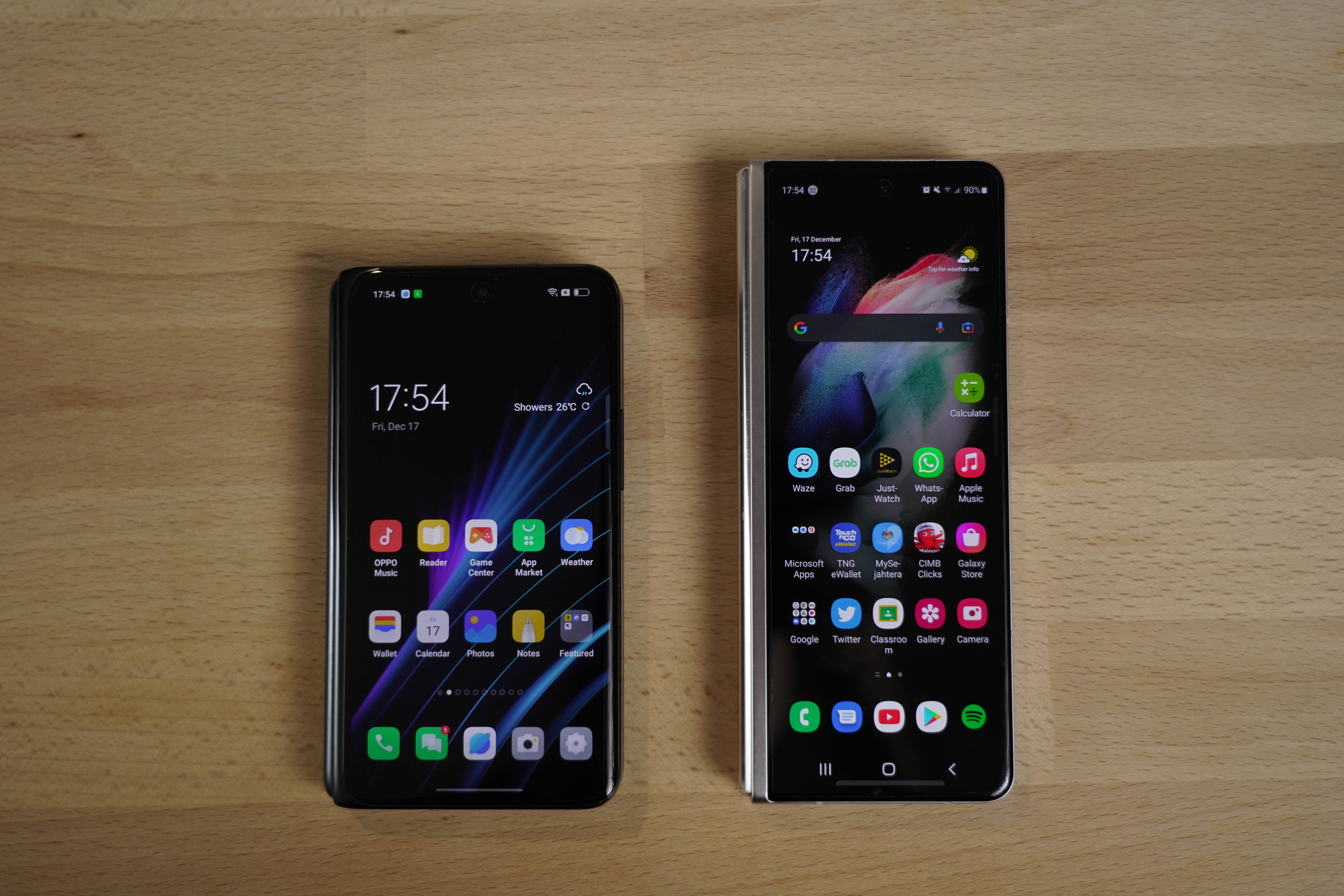 Nakatiklop na Oppo at Samsung Smartphones Wallpaper