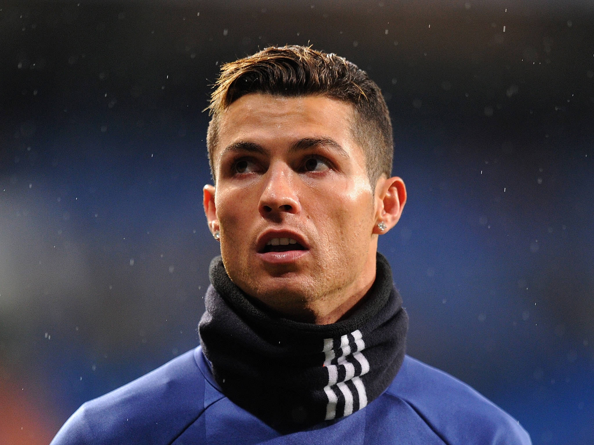 Nakatuon si Cristiano Ronaldo sa Soccer Pitch Wallpaper