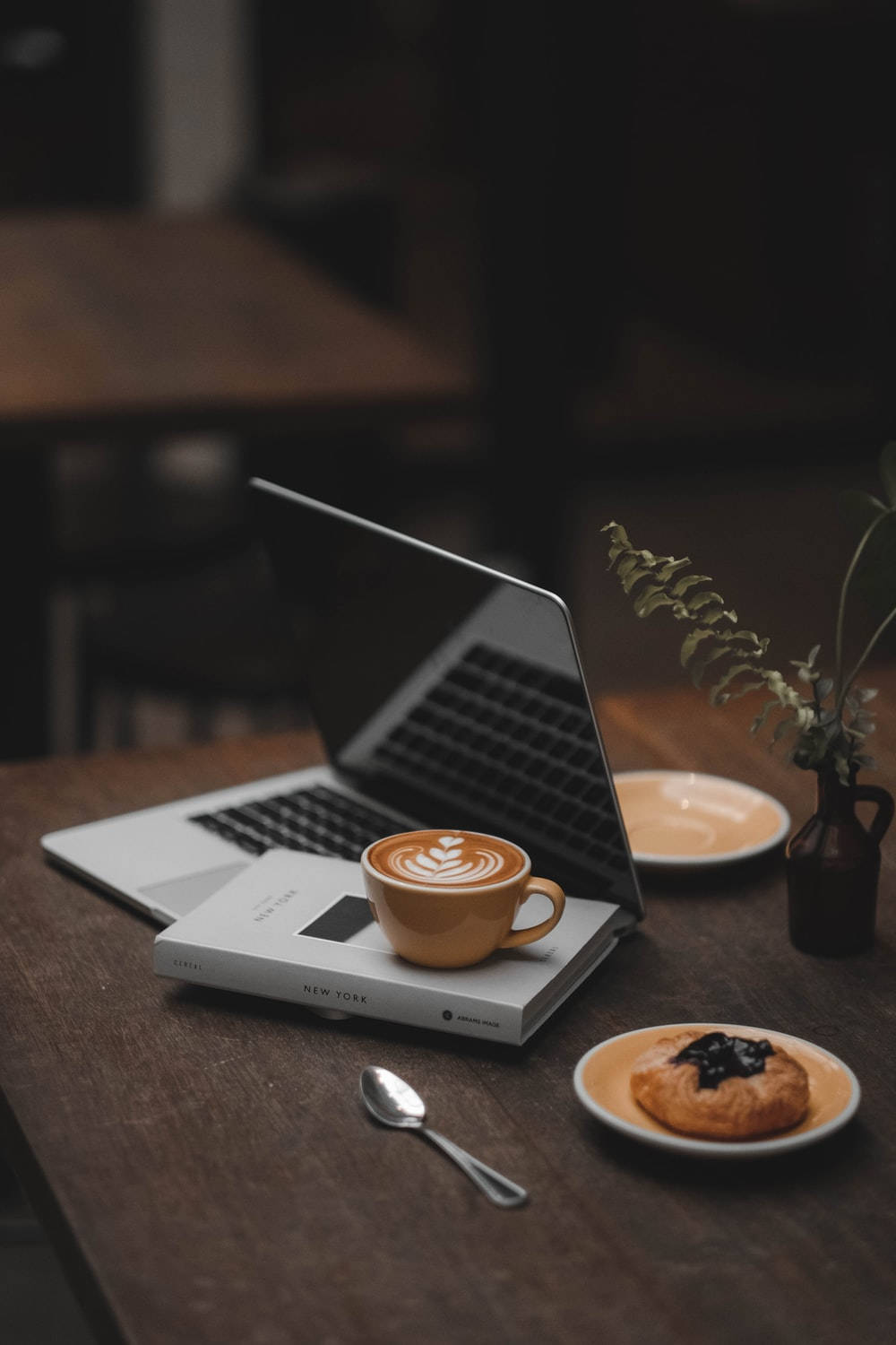 Nakatutok na Litrato ng Kape sa Laptop Wallpaper