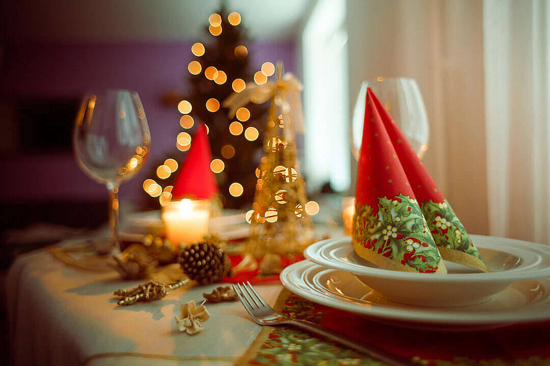 Nakatutulad na Aesthetic na Christmas Table Setting Wallpaper