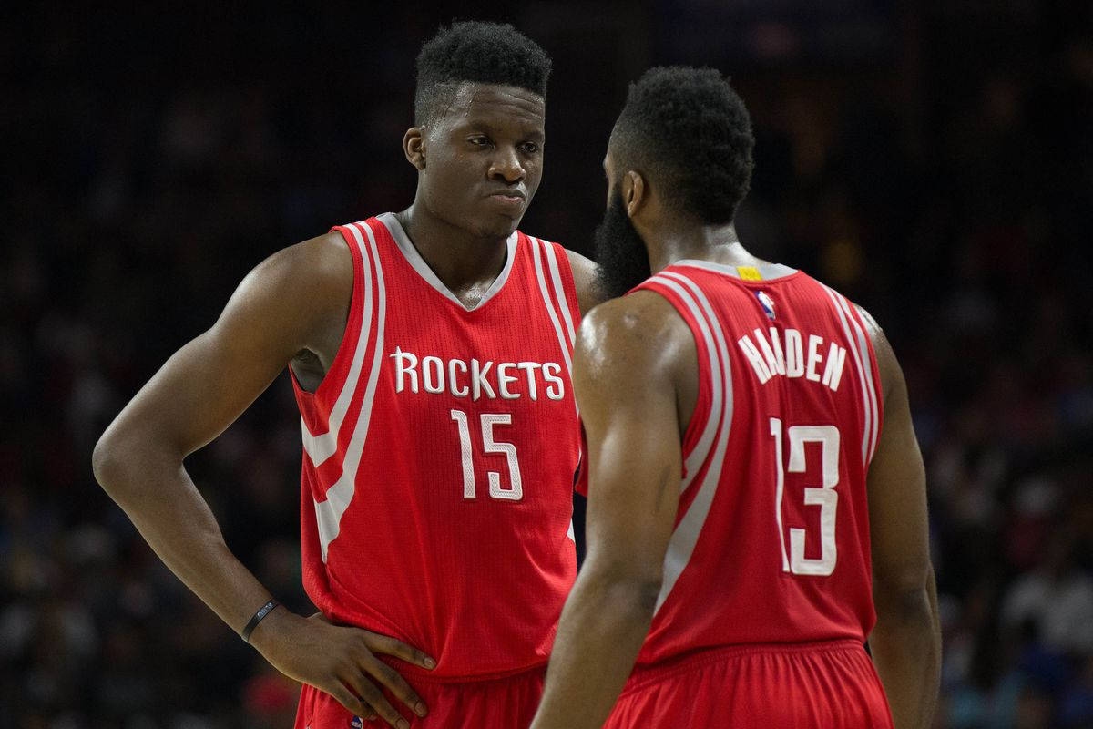 Nakatutuwang Clint Capela sa Loob ng Basketball Court Wallpaper