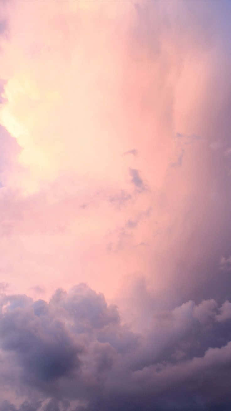 Napakagandang dilaw na aesthetic na ulap laban sa kulay rosas na kalangitan. Wallpaper