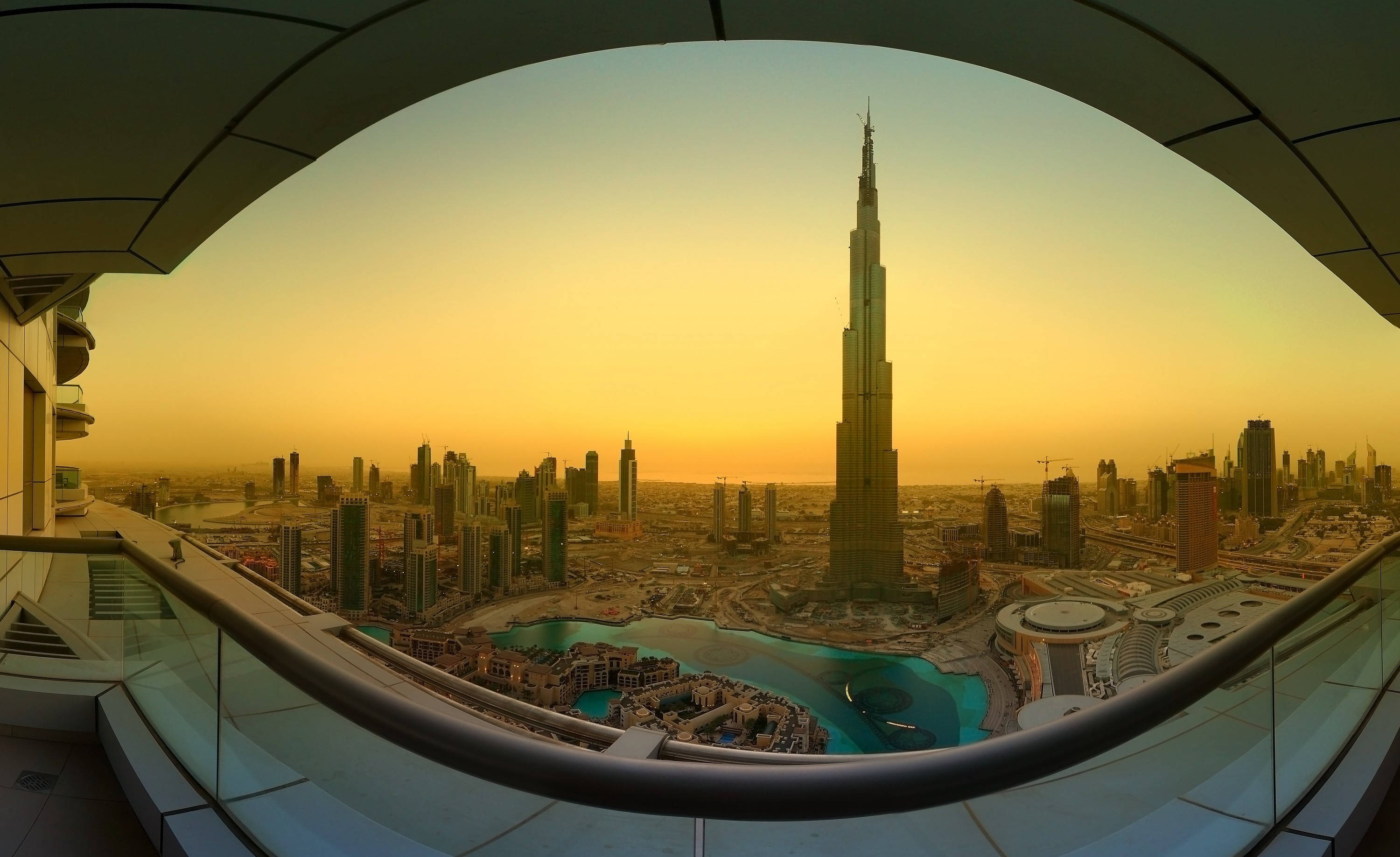 Napakagandang Paglubog ng Araw na Nasasalamin sa Burj Khalifa Wallpaper