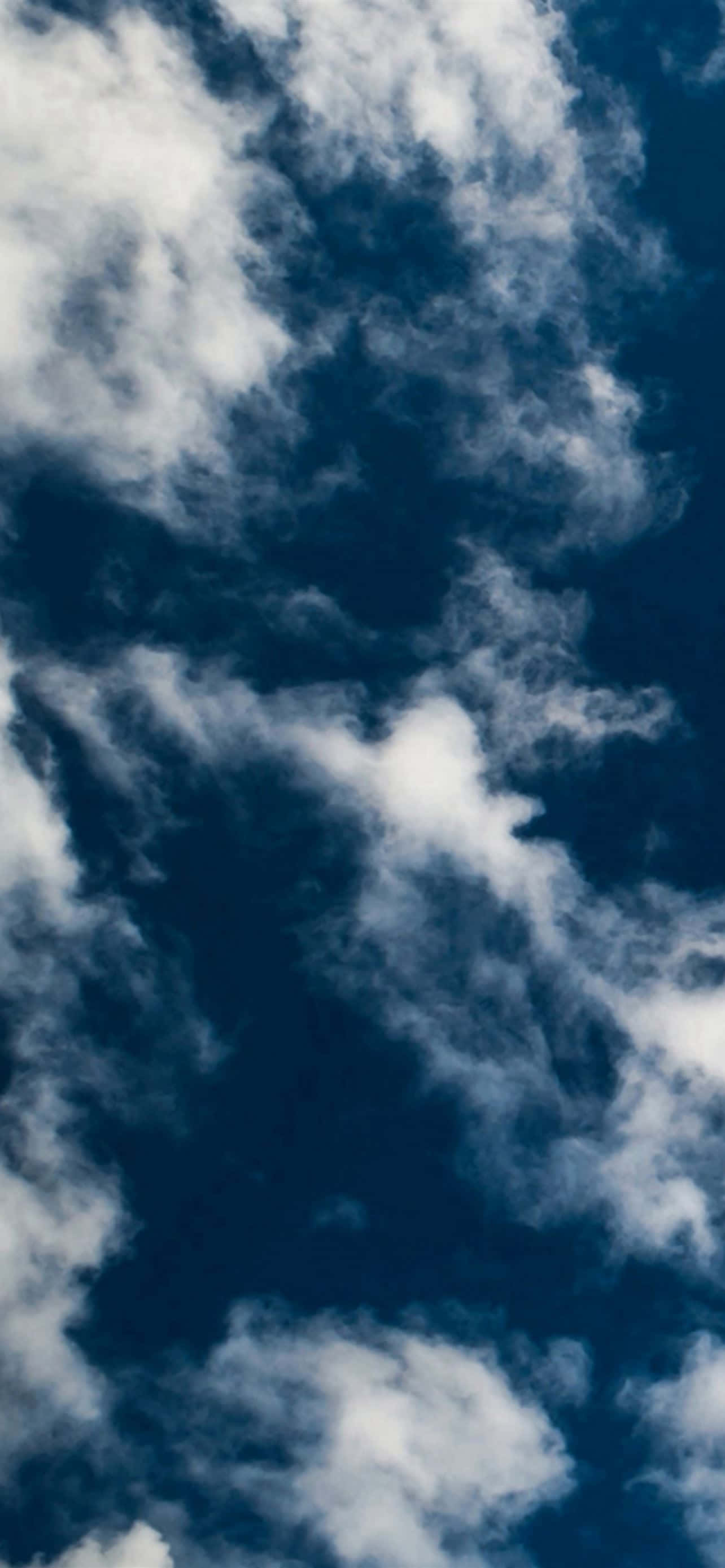 Napakagandang tanawin ng maringal na puting ulap sa langit. Wallpaper