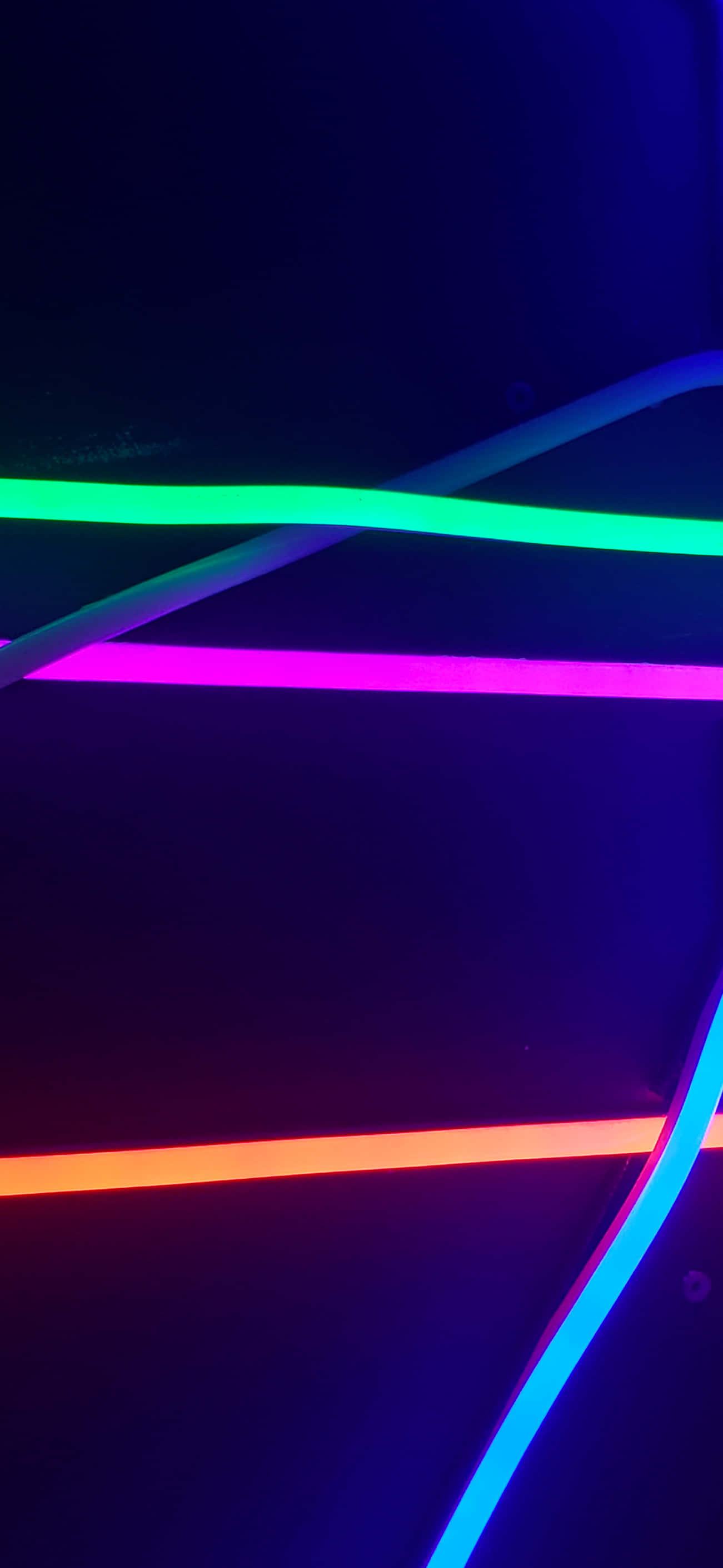 Neon Glow sa Dilim na iPhone Wallpaper