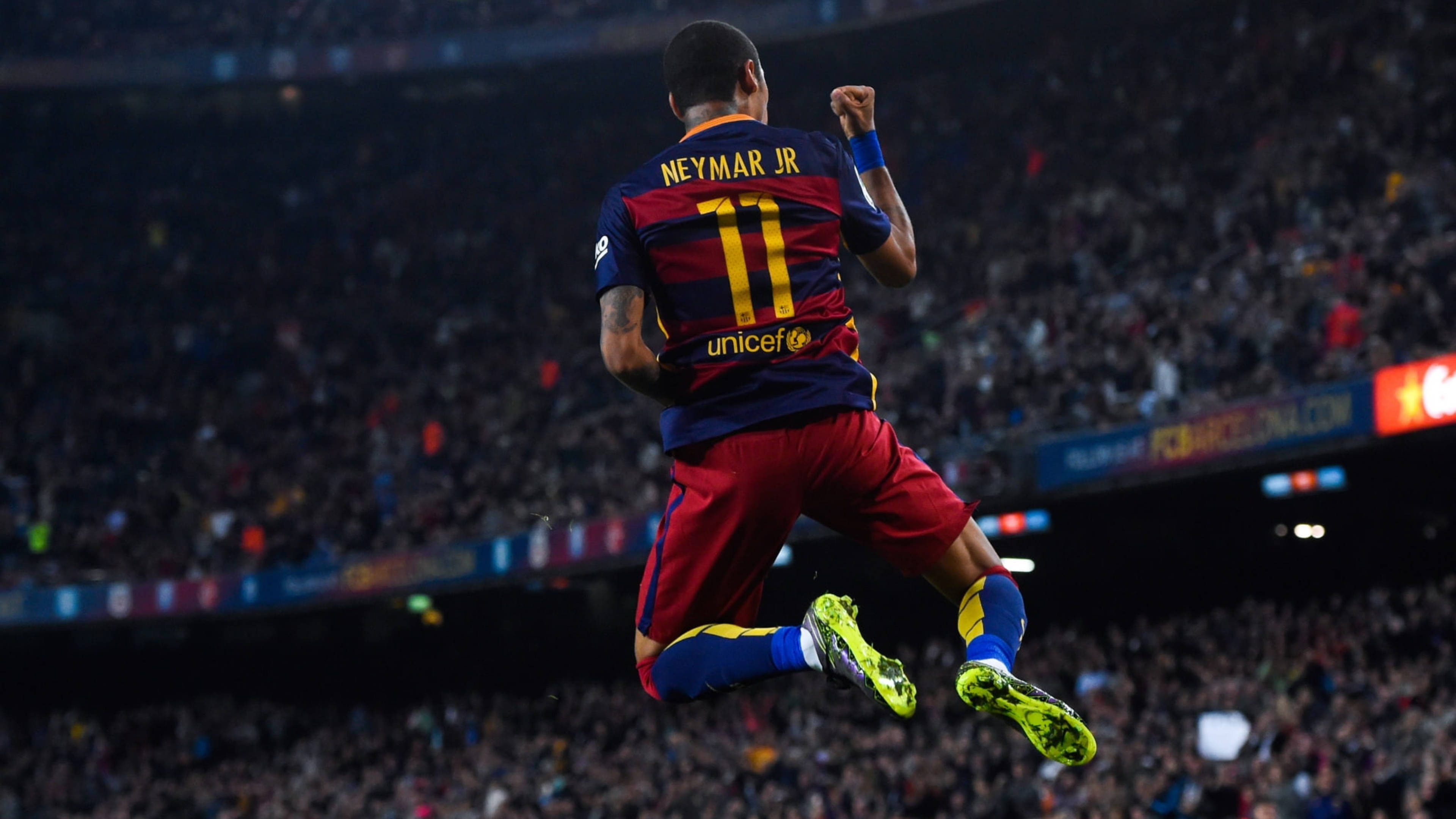 Neymar 4K Tumatalon sa Tagumpay Wallpaper